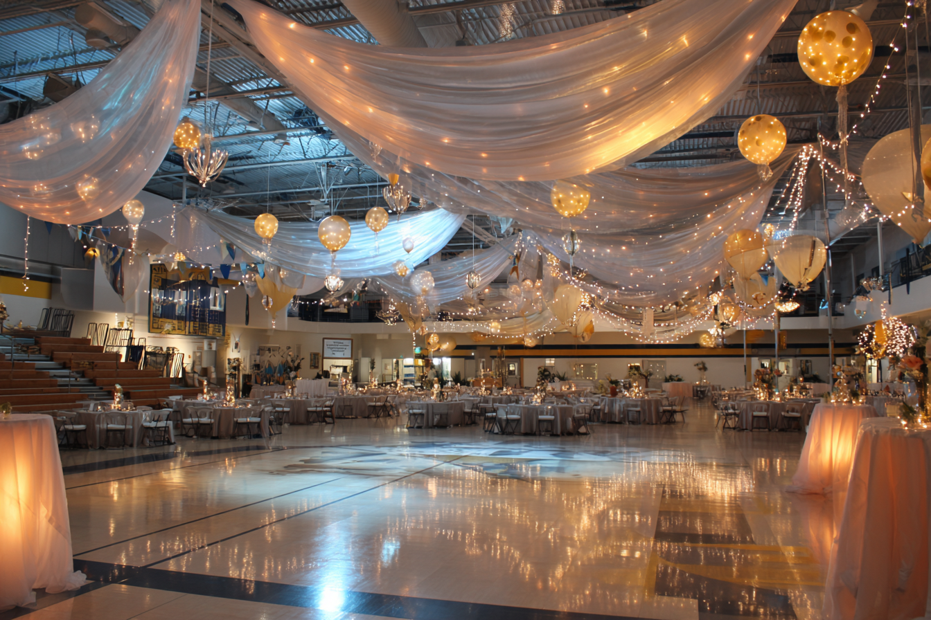 Un gymnase de lycée décoré pour le bal de fin d'année | Source : Midjourney