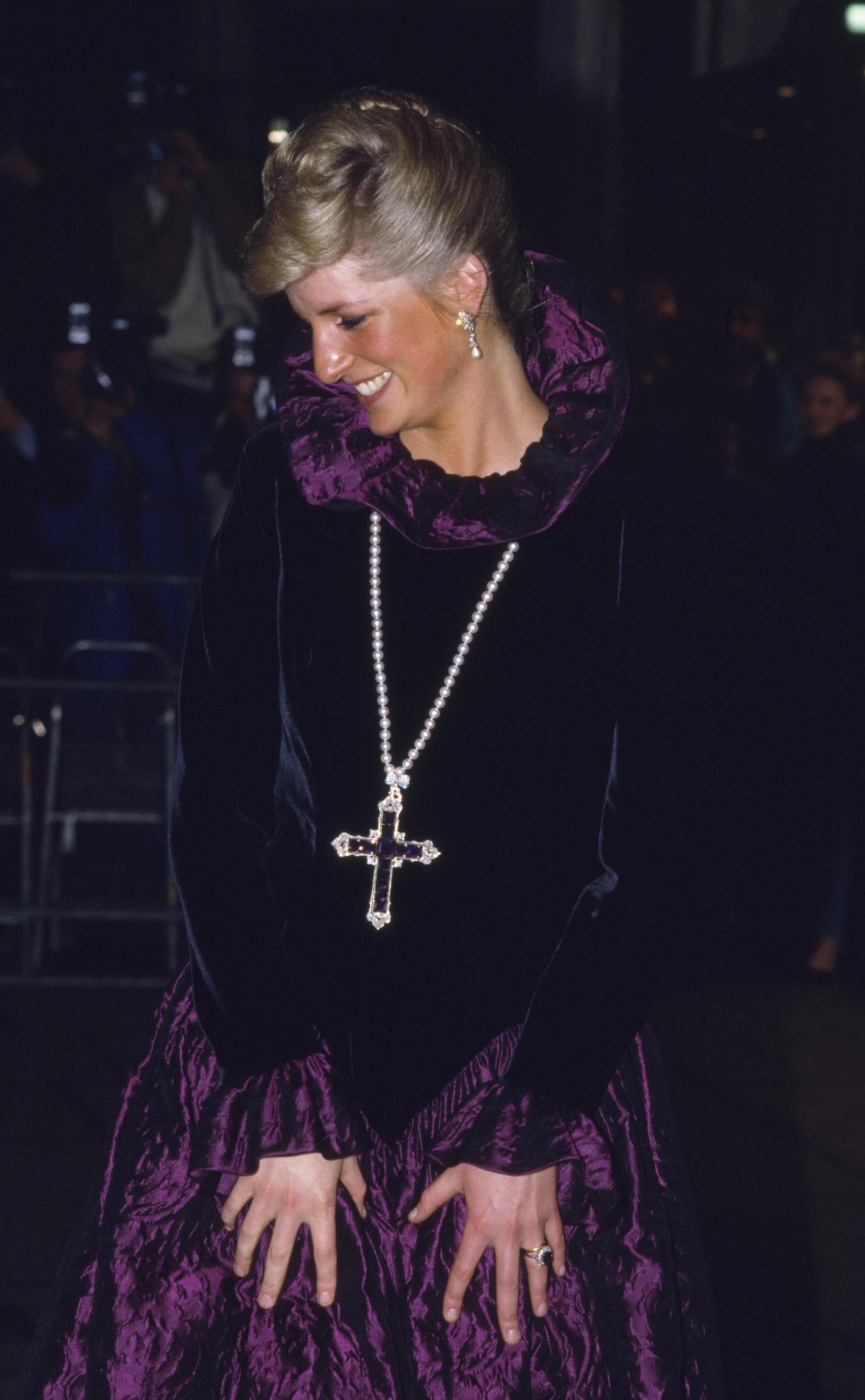 La princesse Diana arrive à un gala de charité organisé par le joaillier Garrard à Londres, Angleterre, le 27 octobre 1987. | Source : Getty Images