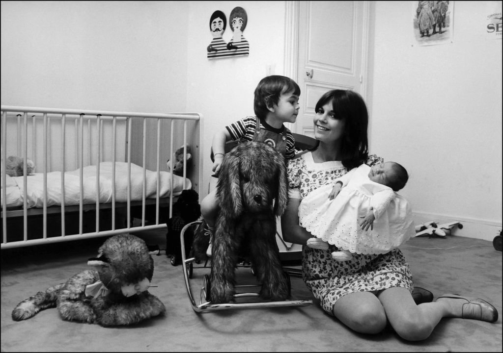 Chantal Goya, son fils Jean Paul (2 ans) et son bébé Clarisse,1968. І Source : Getty Images