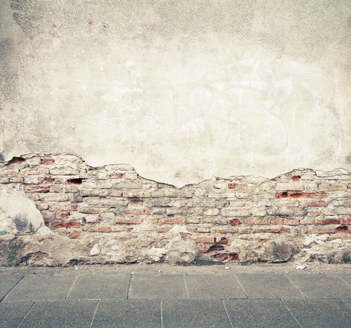 Le mur d'une maison insalubre | Photo : Shutterstock.com
