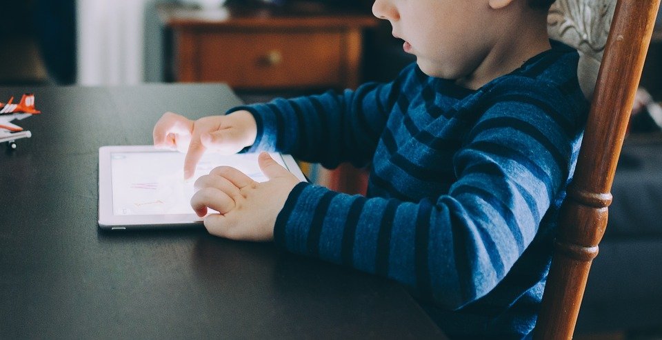 Un enfant qui joue avec un gadget. | Photo : pixabay.com