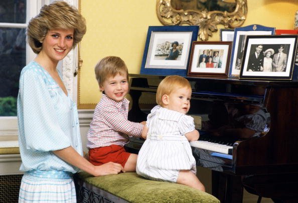 Diana et ses fils, le Prince William et le Prince Harry au palais de Kensington. l Source : Getty Images