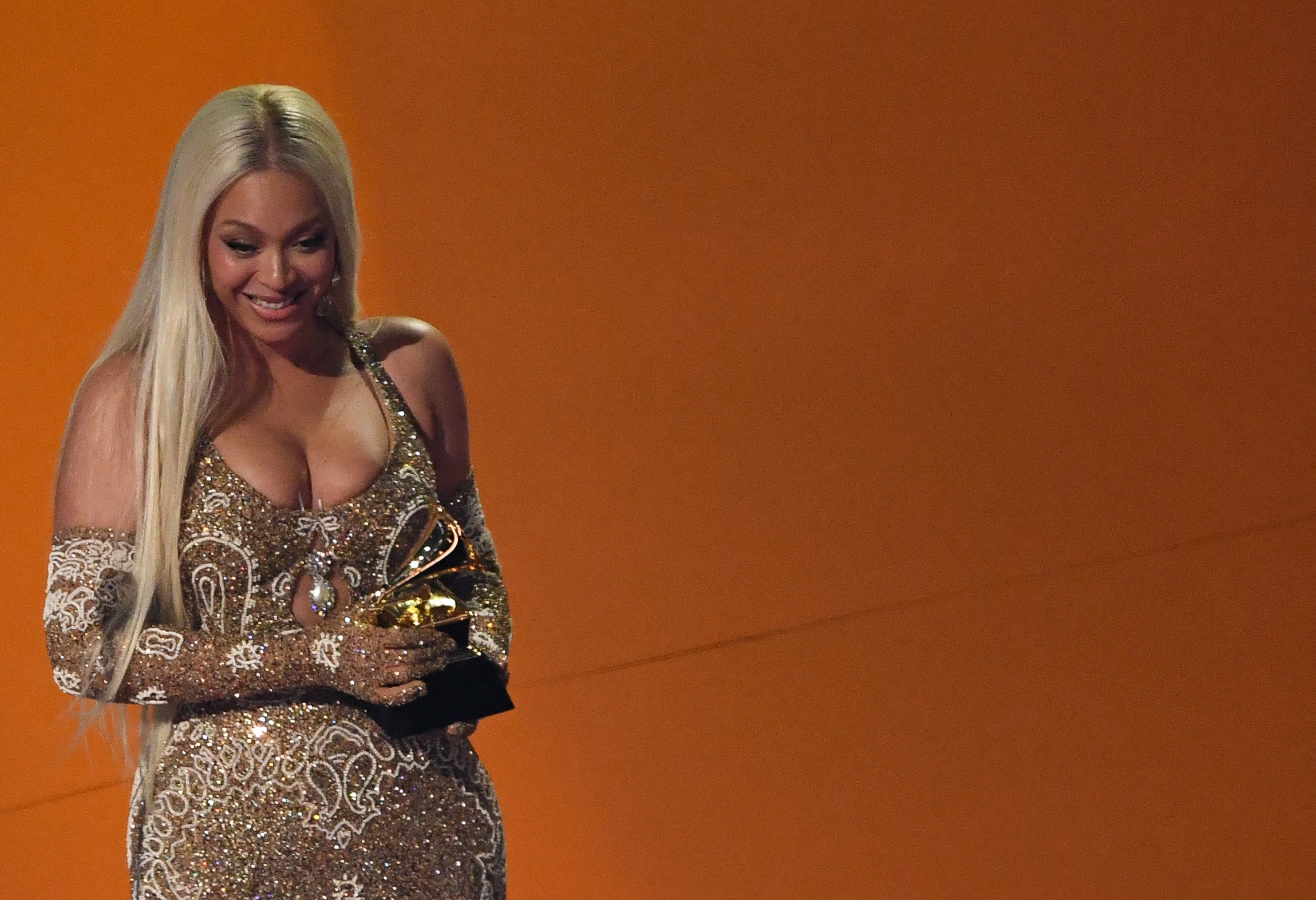 La chanteuse américaine Beyoncé accepte le prix du meilleur album country pour "Cowboy Carter" sur scène lors de la 67ème édition des Grammy Awards au Crypto.com Arena à Los Angeles le 2 février 2025 | Source : Getty Images