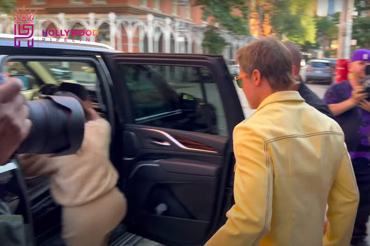 Ines de Ramon et Brad Pitt montent dans leur voiture. | Source : YouTube/Hollywood Pipeline