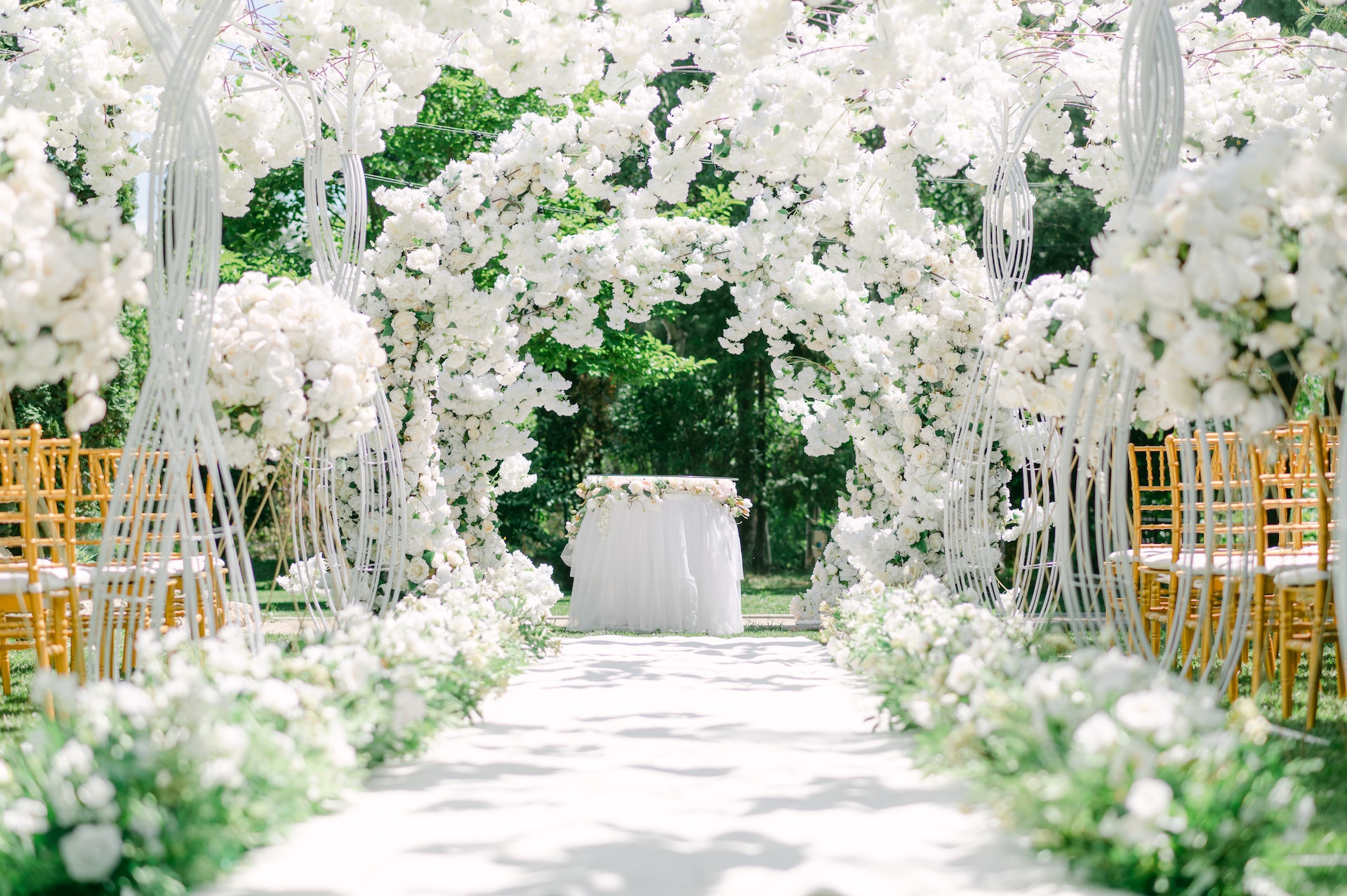 Un lieu de mariage orné de fleurs | Source : Pexels
