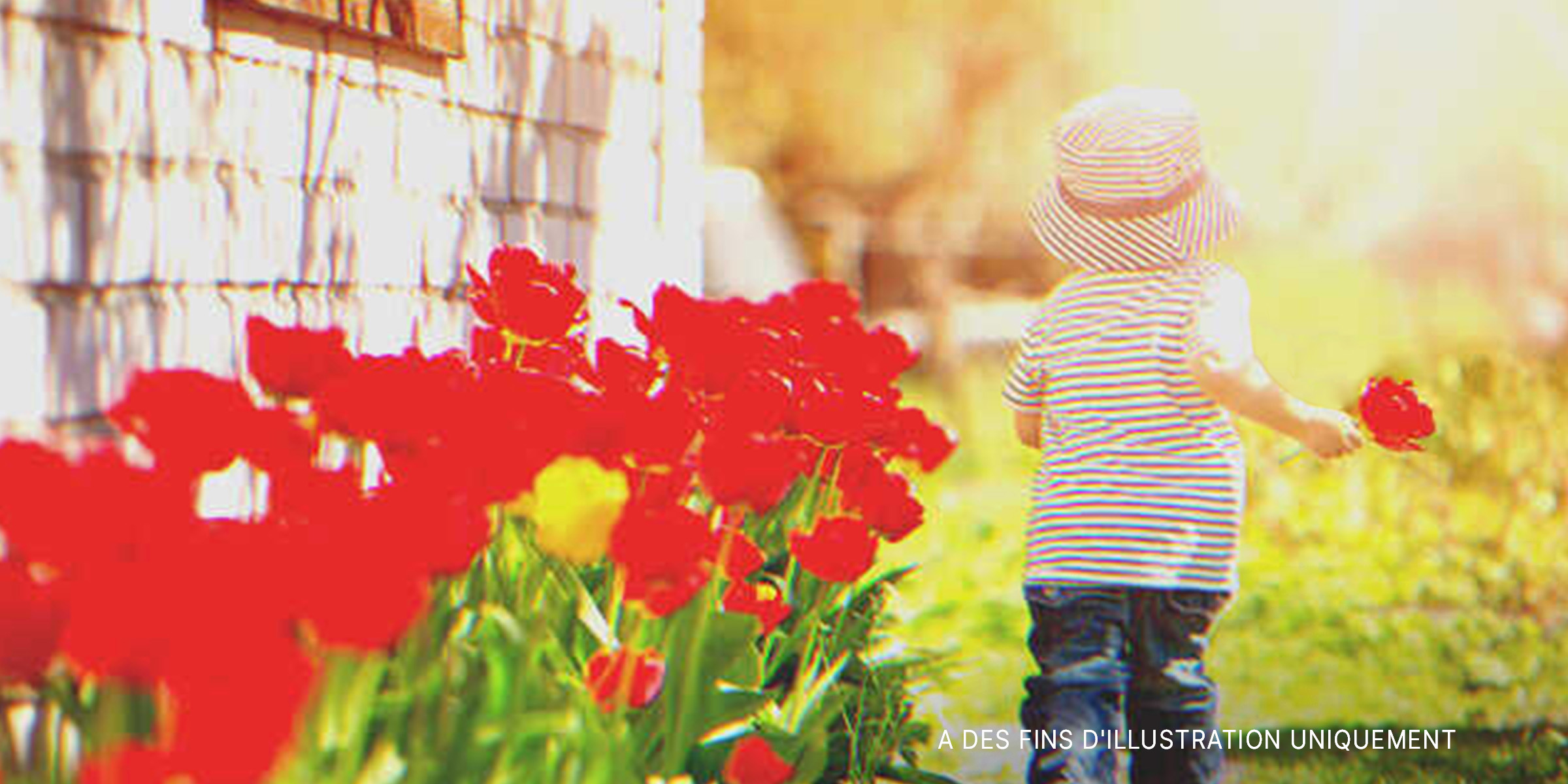 Un petit garçon qui court dans un jardin | Source : Shutterstock
