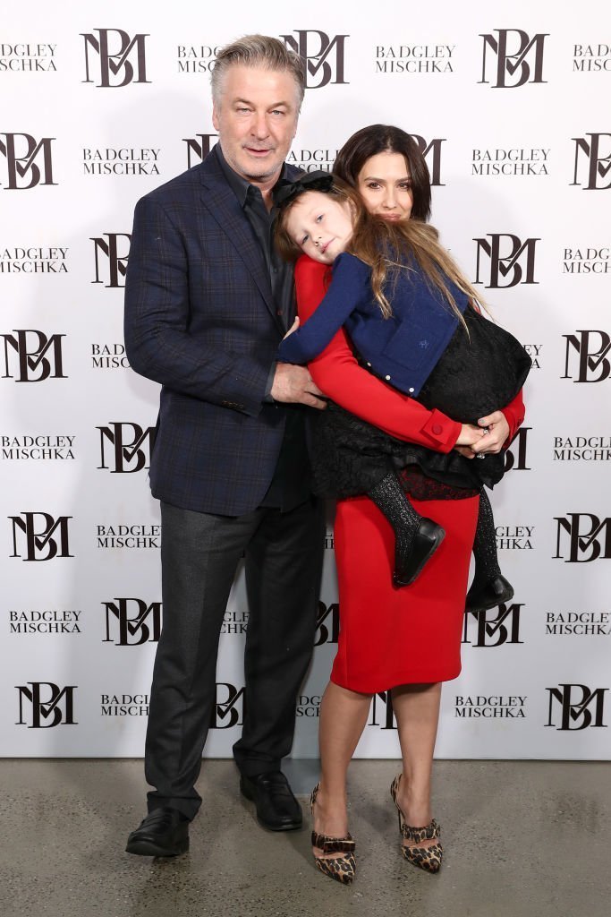 Alec Baldwin, Carmen Baldwin et leur fille Hilaria Baldwin arrivent dans les coulisses du défilé Badgley Mischka pour la Fashion Week de New York le 08 février 2020, New York | Photo : Cindy Ord / Getty Images pour NYFW: The Shows