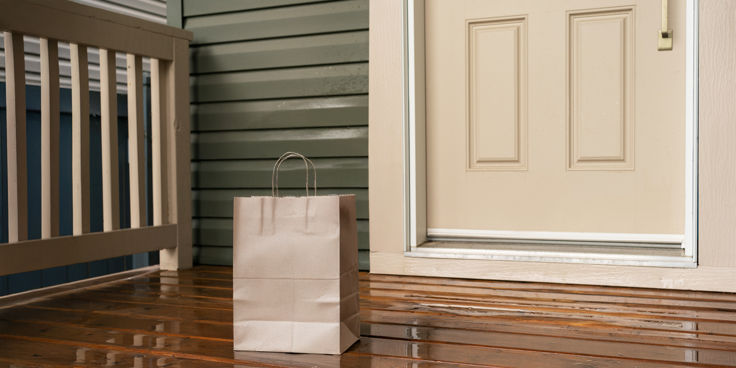 Un sac cadeau laissé sur le pas de la porte | Source : Shutterstock-