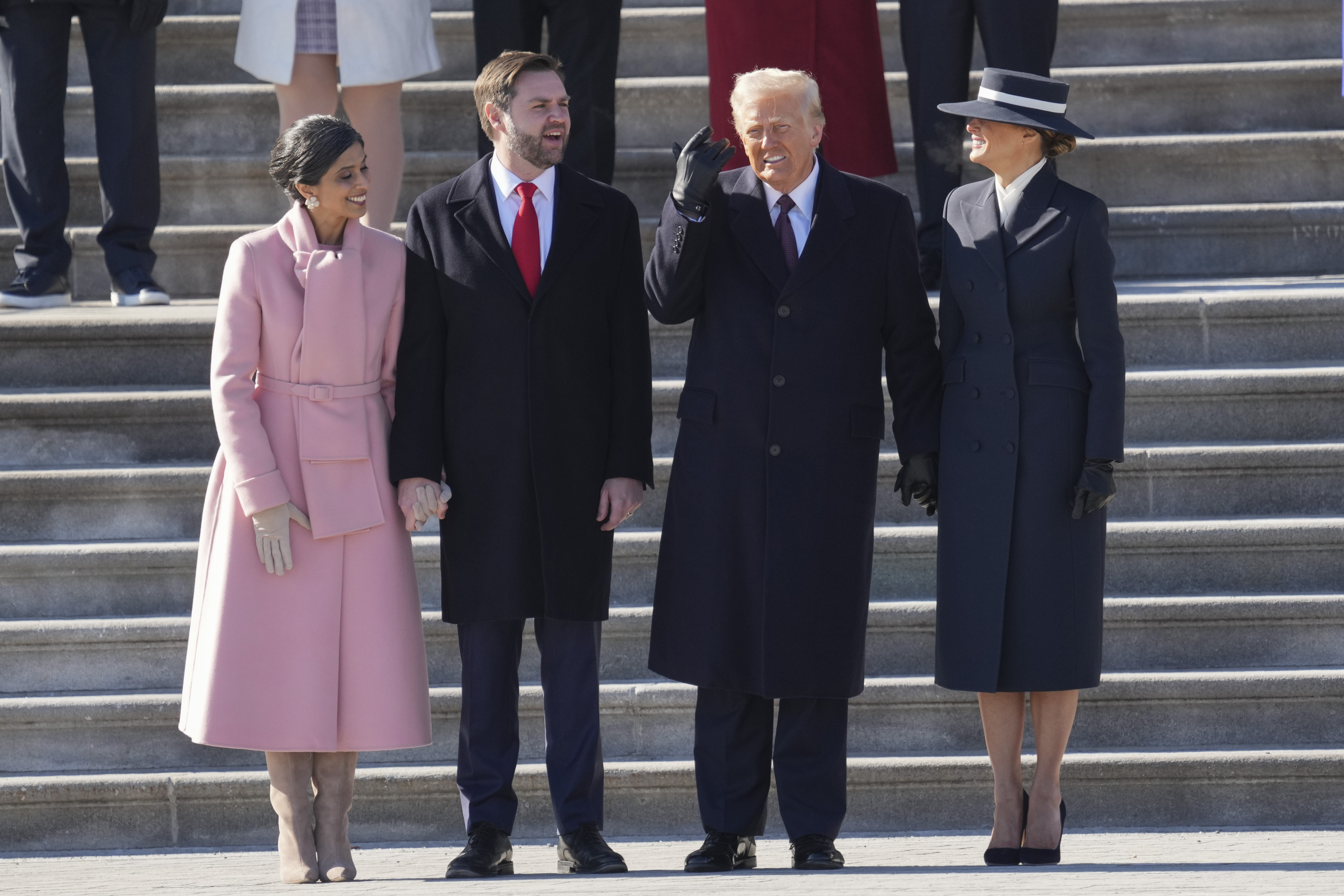 La seconde dame Usha Vance, le vice-président américain J.D. Vance, le président américain Donald Trump et la première dame Melania Trump lors d'une cérémonie de départ de l'ancien président américain Joe Biden et de l'ancienne vice-présidente américaine Kamala Harris, le 20 janvier 2025 à Washington, D.C. | Source : Getty Images