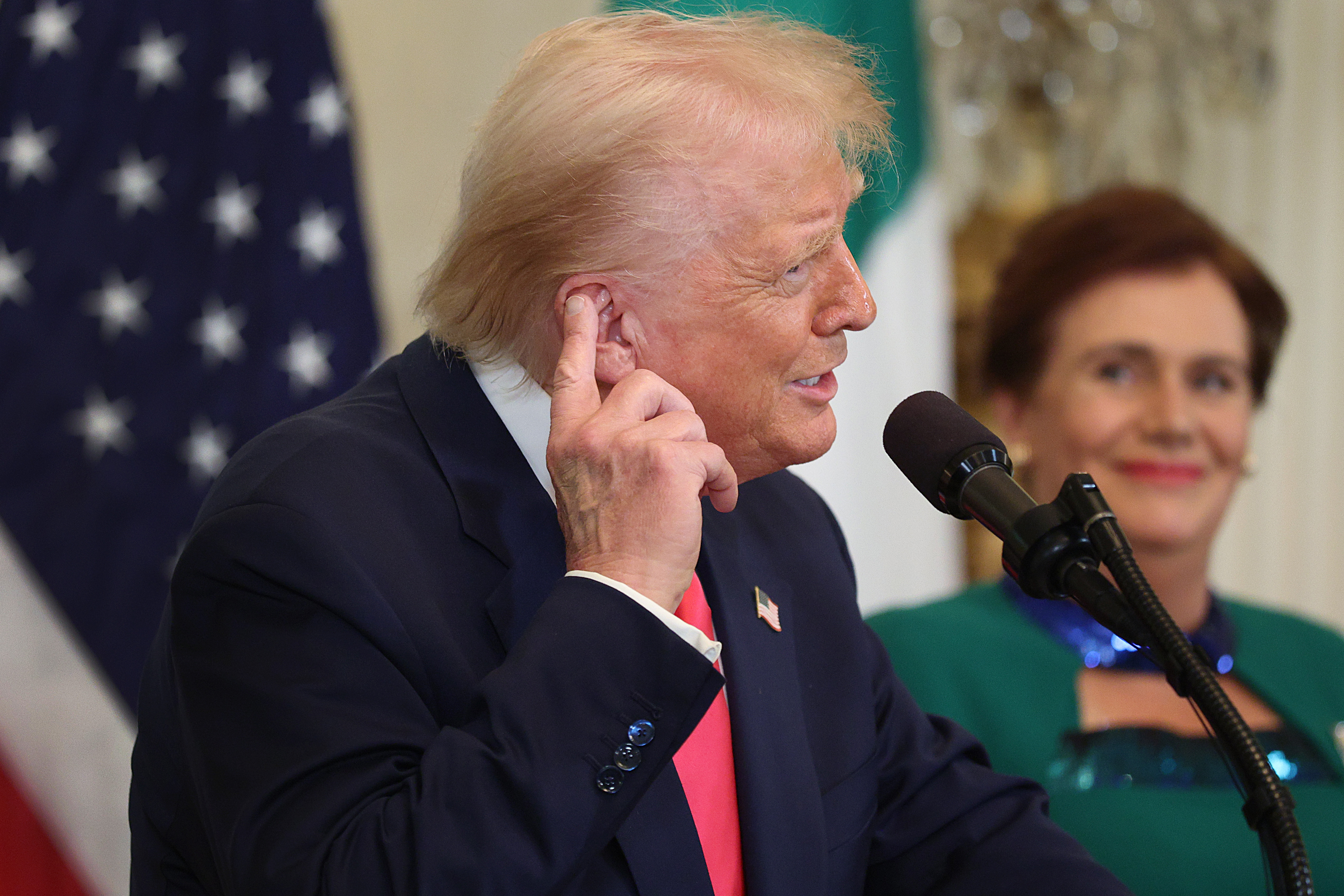 Donald Trump rencontre le Taoiseach irlandais Micheál Martin et son épouse Mary O'Shea lors d'un événement organisé à l'occasion de la Saint-Patrick dans la salle Est de la Maison Blanche, le 12 mars 2025, à Washington. | Source : Getty Images