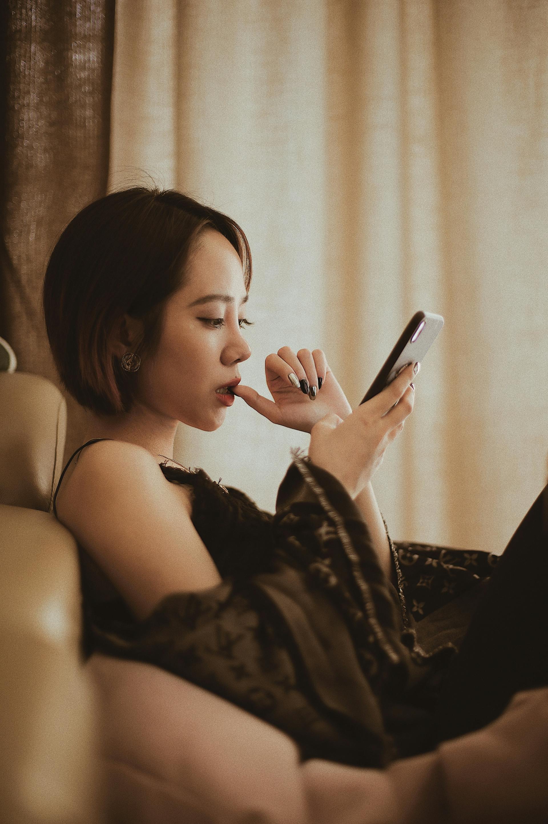 Une femme qui regarde son téléphone portable | Source : Pexels