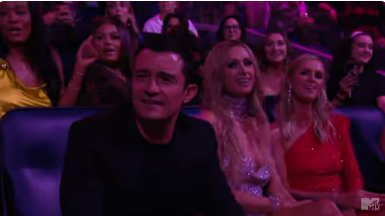 Orlando Bloom regarde Katy Perry se produire aux MTV VMAs, d'après une vidéo YouTube datée du 12 septembre 2024 | Source : Youtube/@MTV