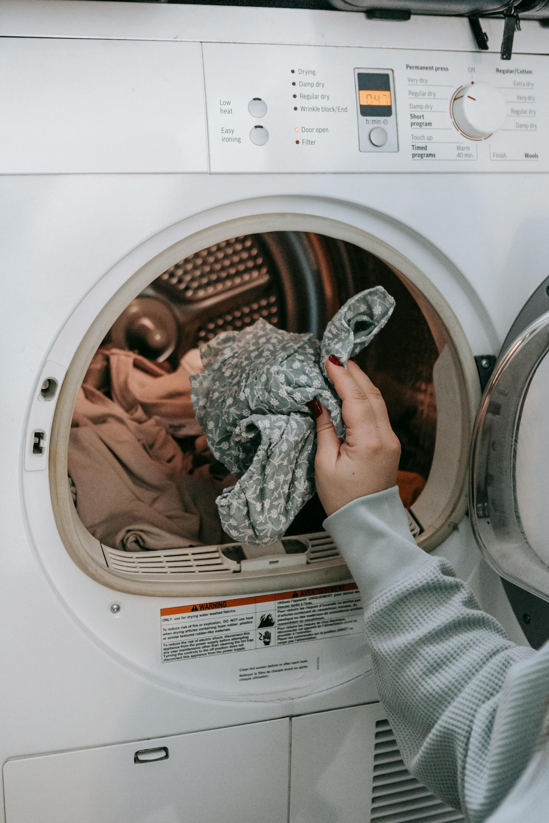Une personne en train de faire la lessive | Source : Pexels