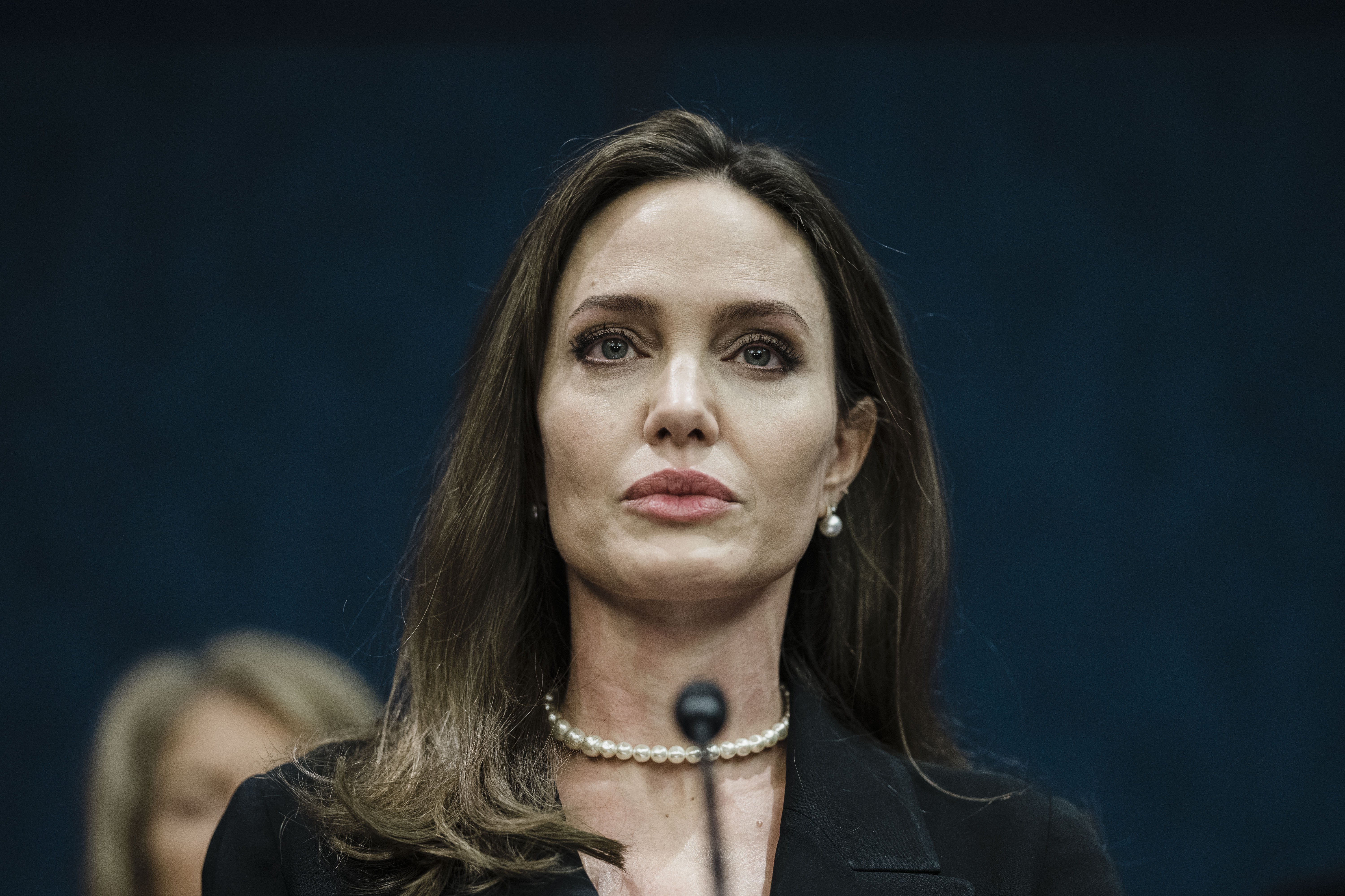 Angelina Jolie s'exprime lors d'une conférence de presse sur la loi modernisée bipartisane sur la violence contre les femmes (VAWA) au Capitole à Washington, DC, le 9 février 2022. | Source : Getty Images