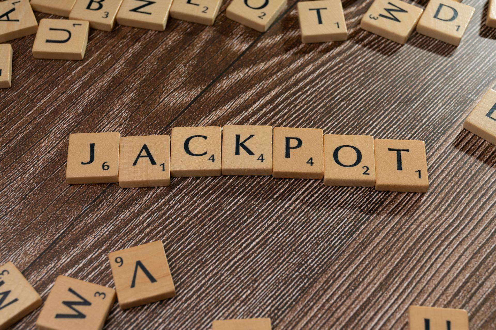 Le mot jackpot épelé en lettres de scrabble | Source : Pexels