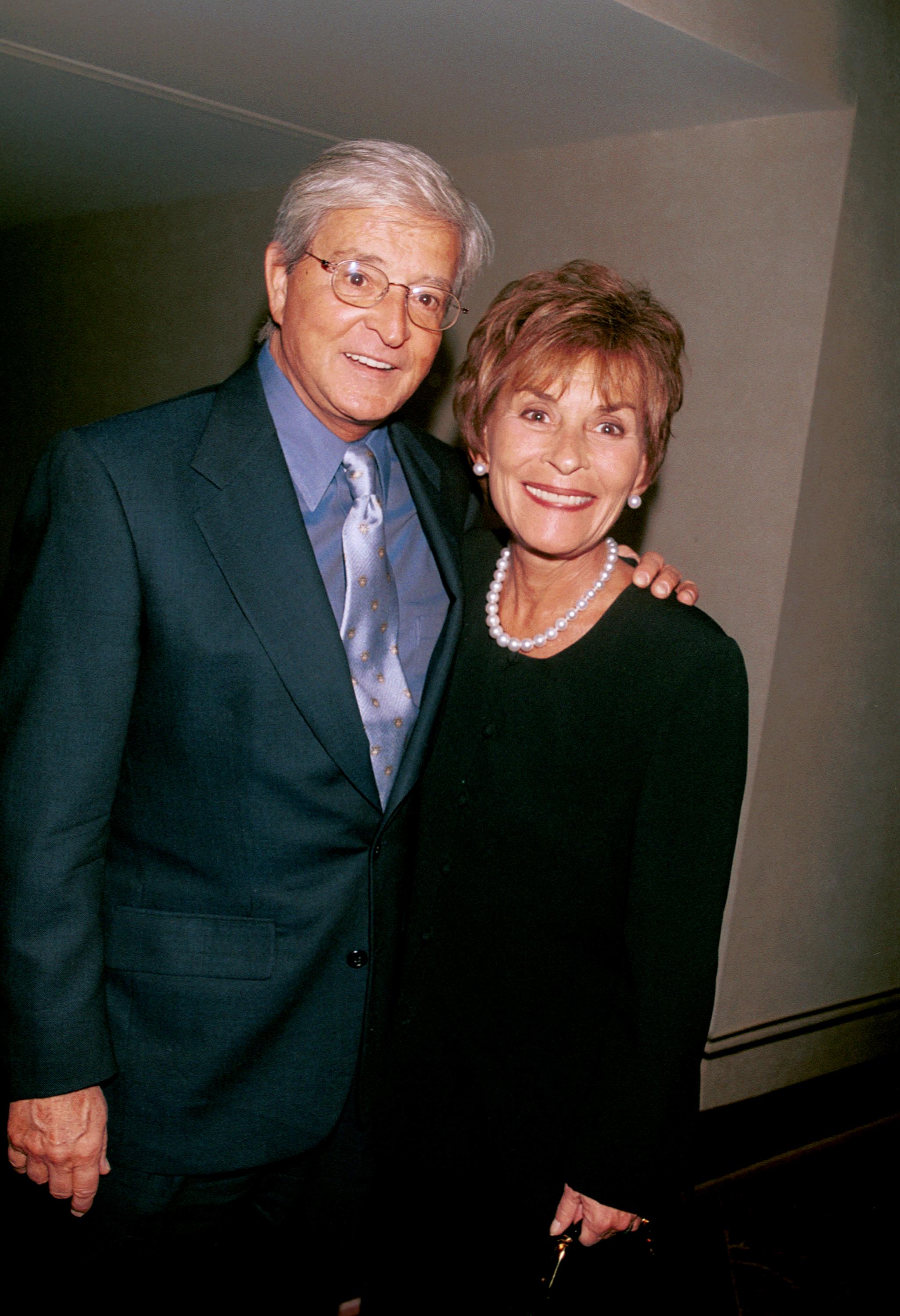 Les juges Jerry et Judy Sheindlin assistent au Coconut Club de Merv Griffin pour une performance spéciale de Polly Bergen, le 13 janvier 2001 à Beverley Hills, en Californie. | Source : Getty Images