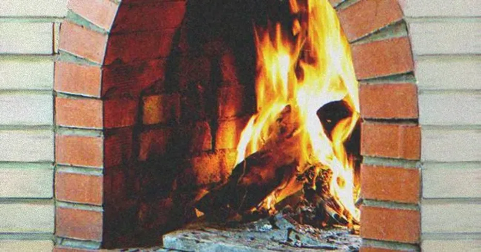 Kerry a jeté les cadeaux dans le feu | Source : Shutterstock.com