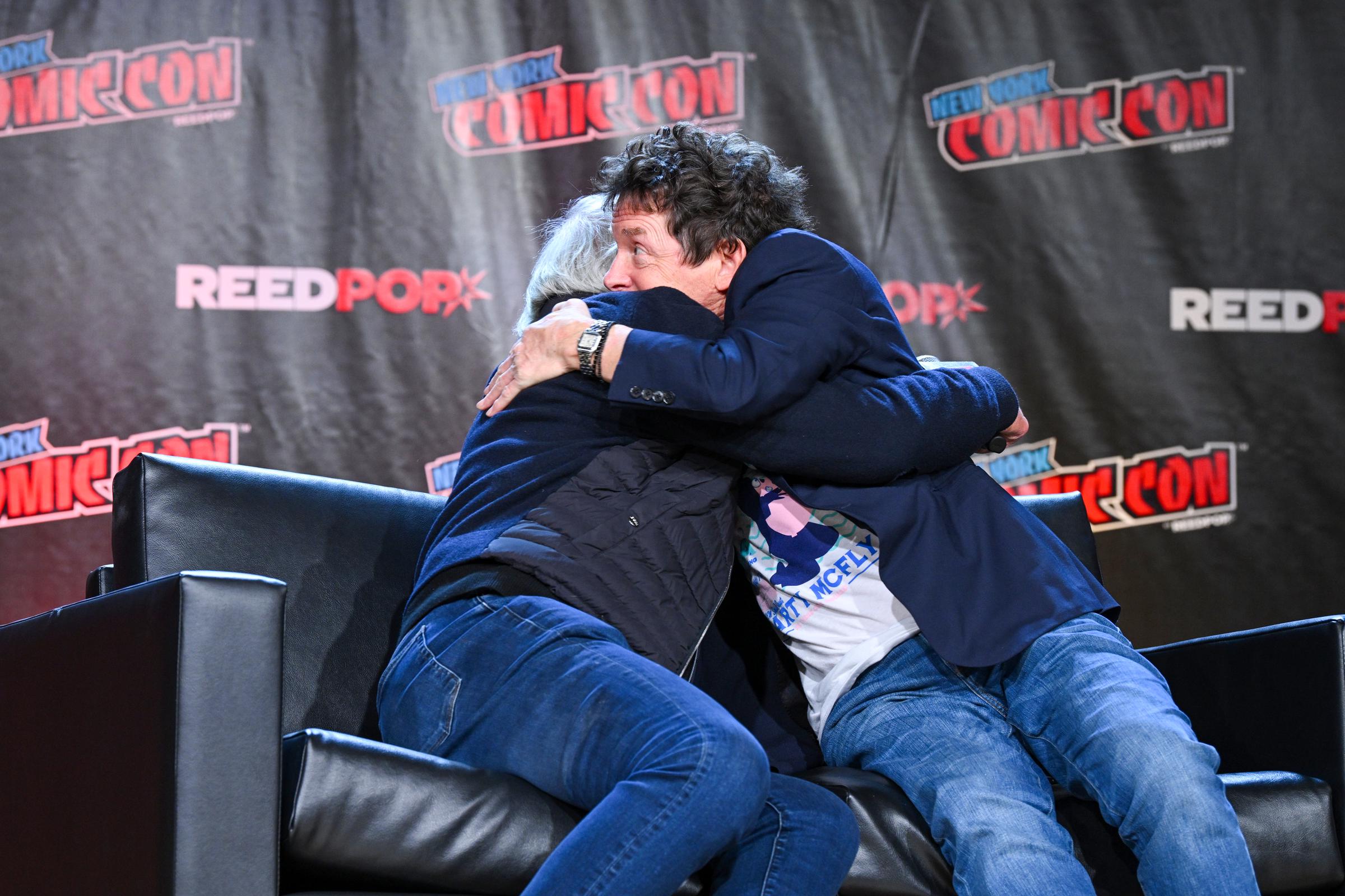 Christopher Lloyd et Michael J. Fox s'embrassent lors de "Back To The Future Reunion" le 8 octobre 2022 à New York | Source: Getty Images