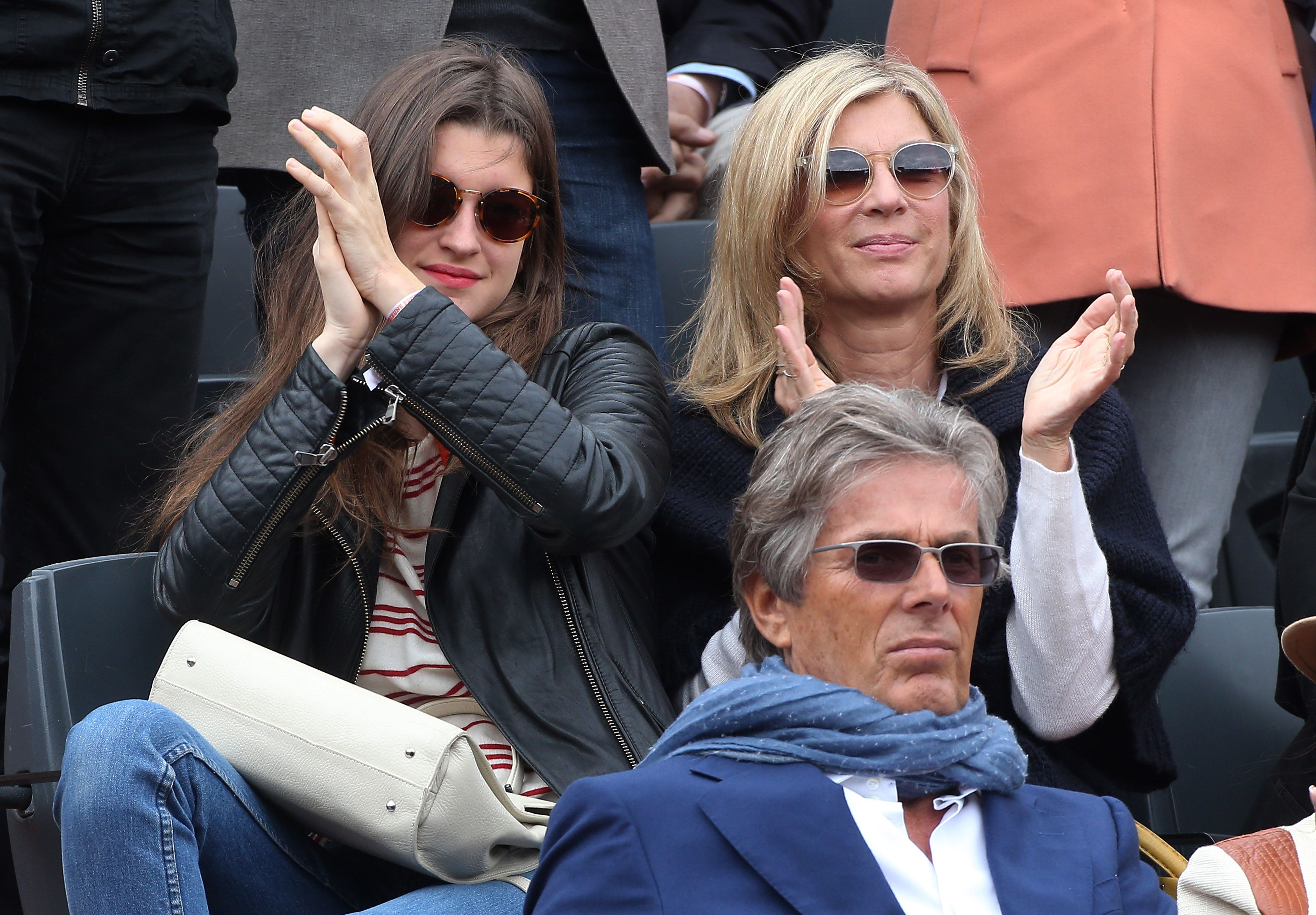 Michele Laroque, sa fille Oriane Deschamps, en dessous d'eux Dominique Desseigne au stade Roland-Garros le 29 mai 2014 à Paris, France. | Photo : Getty Images