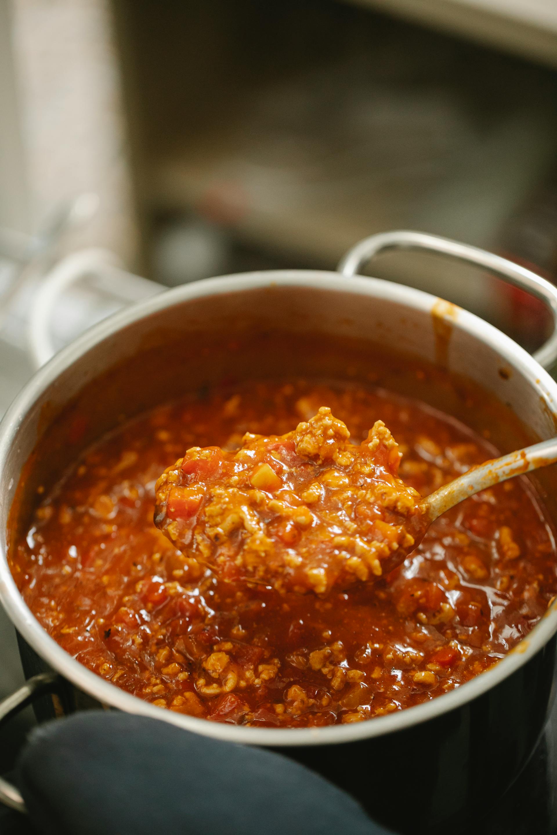 Sauce pour pâtes cuisant sur une cuisinière | Source : Pexels