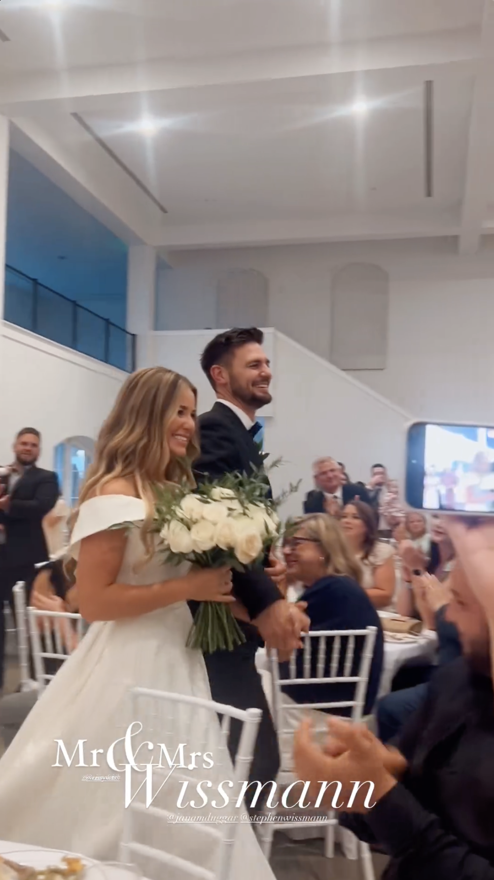 Les invités du mariage regardent Jana Duggar et Stephen Wissmann alors qu'ils entrent dans le lieu de réception, comme partagé dans une Story Instagram en août 2024 | Source : Instagram/alaythia.wissmann