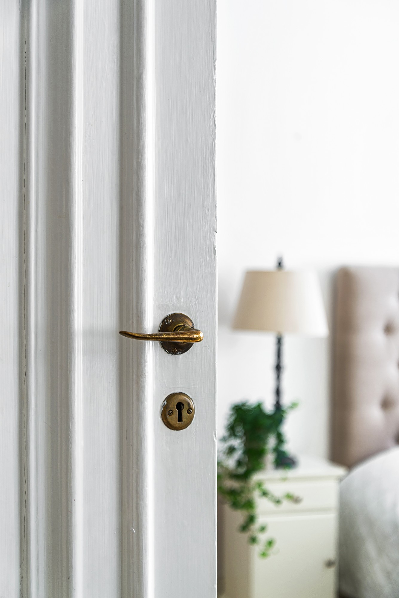 Une porte de chambre entrouverte | Source : Midjourney