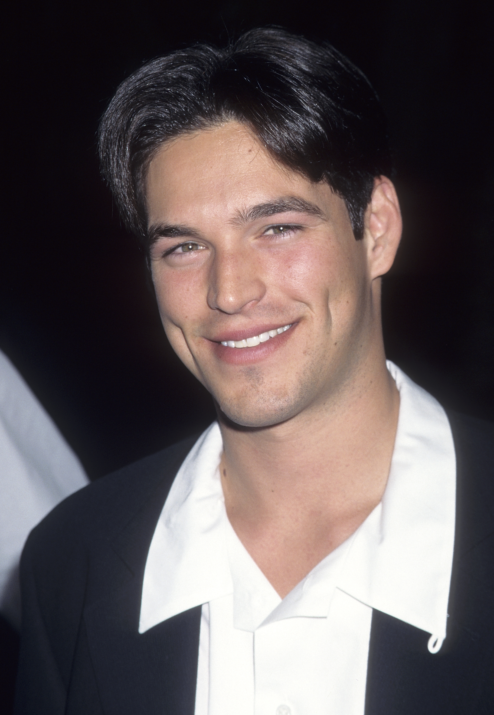 La coqueluche du Hollywood des années 90 à la fête de David Hasselhoff pour les acteurs de "Baywatch" et "Baywatch Nights", le 15 décembre 1995, à Universal City, en Californie. | Source : Getty Images