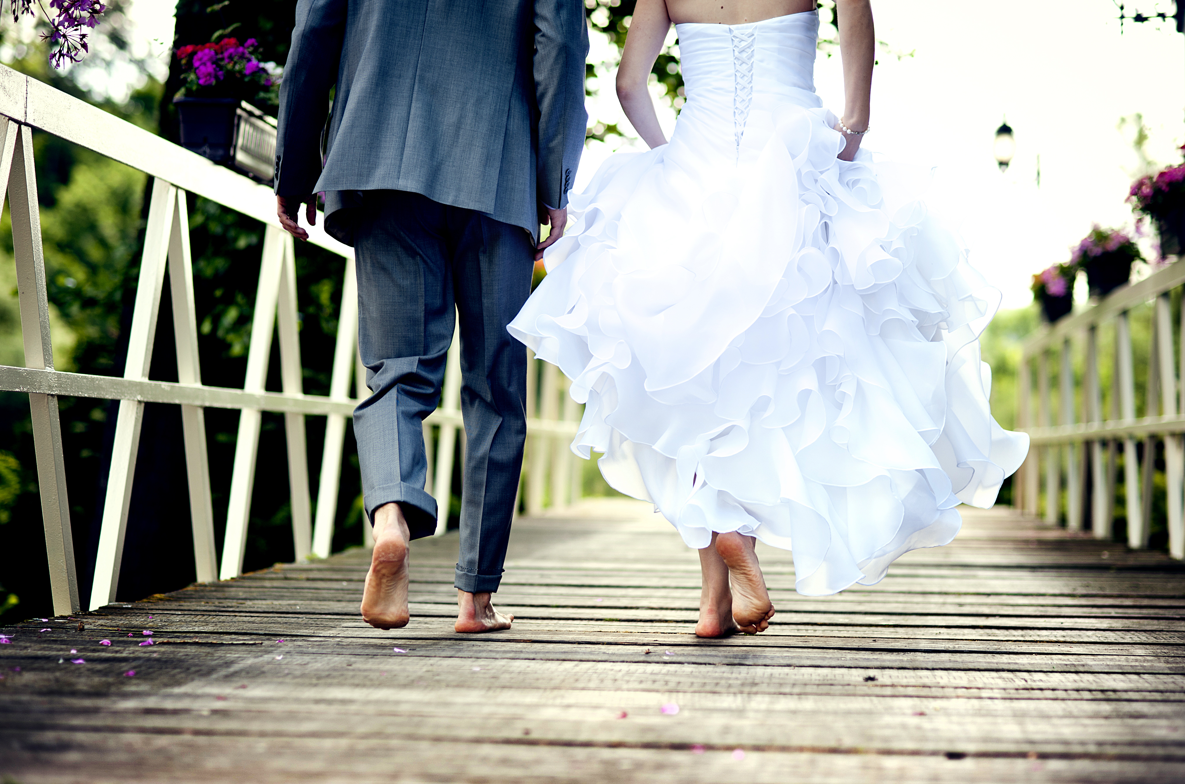 Un couple marié courant pieds nus | Source : Shutterstock