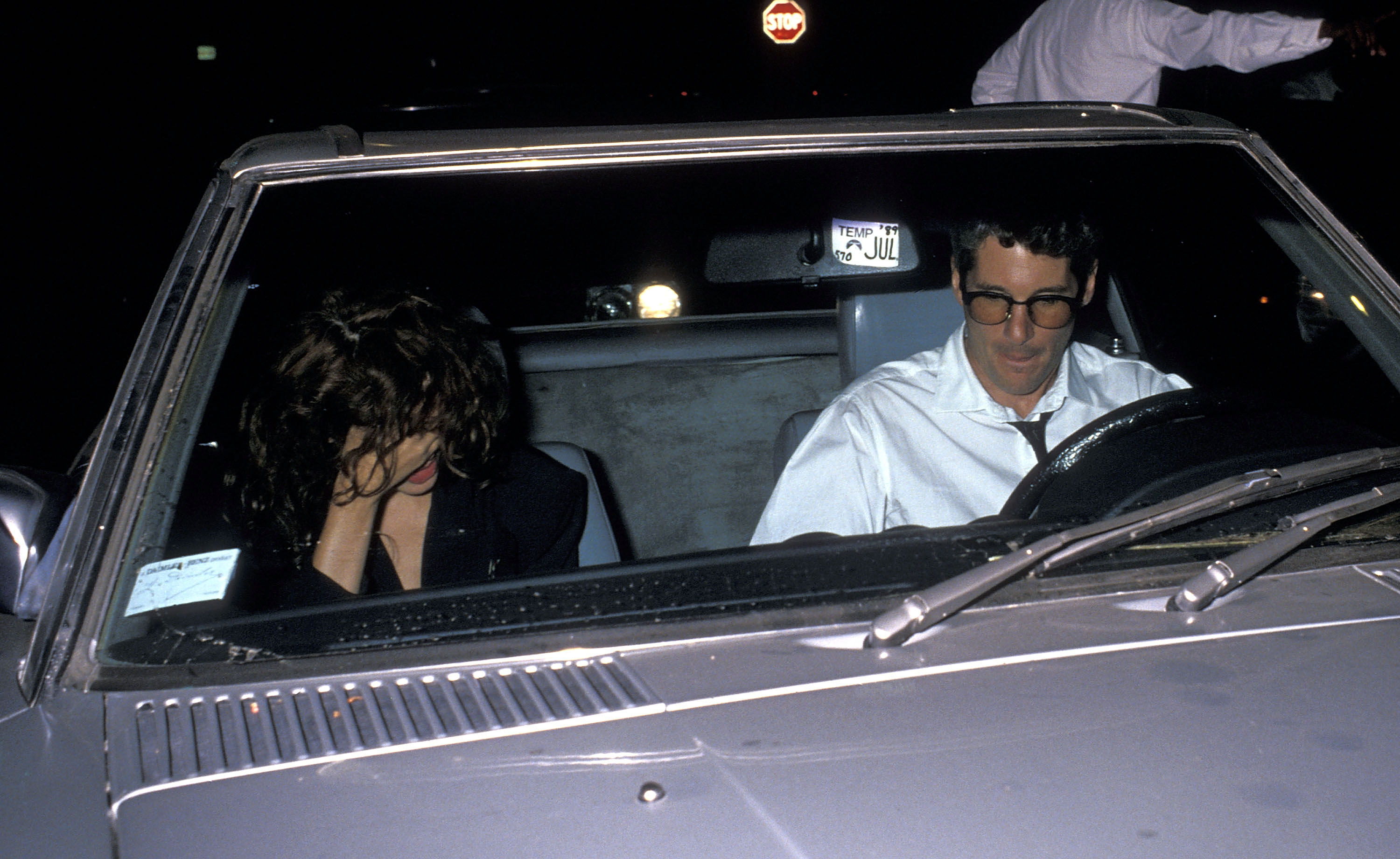 L'actrice Julia Roberts et l'acteur Richard Gere assistent à la fête du 37e anniversaire de Herb Ritts le 12 août 1989 dans un club privé à Hollywood, en Californie. | Source : Getty Images