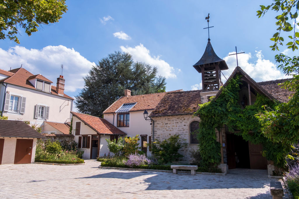 Barbizon (région parisienne) : la Grande Rue, artère principale du village où vécurent de nombreux peintres postimpressionnistes, la Chapelle et le Musée Théodore Rousseau. | Source : Getty Images