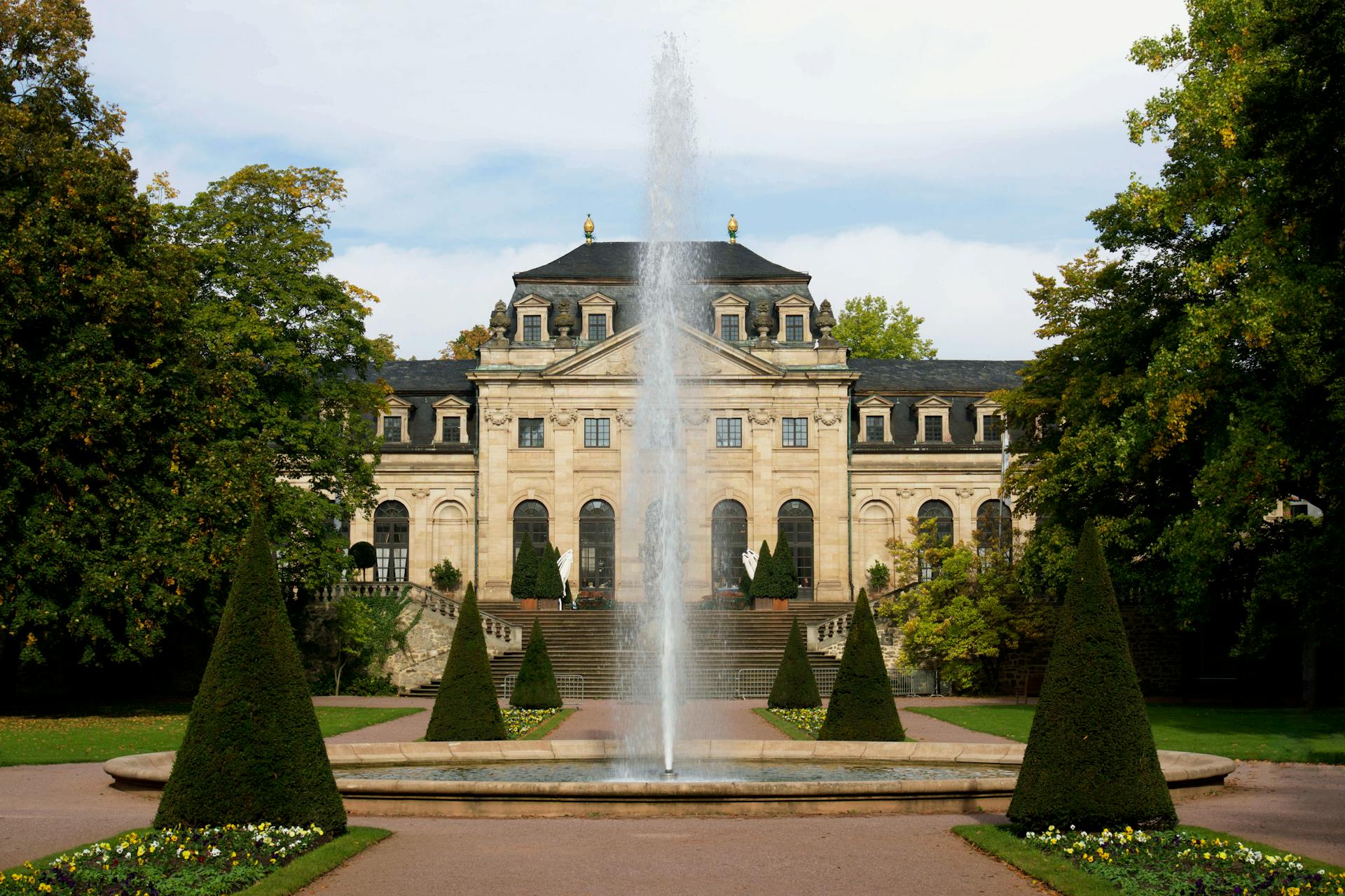 Un manoir avec un jardin à la française | Source : Pexels