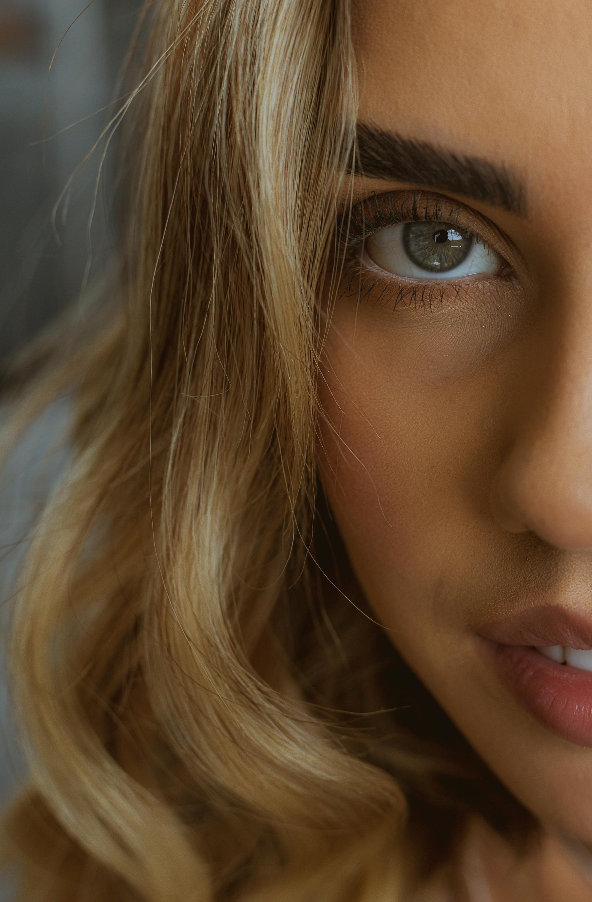 Une femme au sourire rusé | Source : Pexels