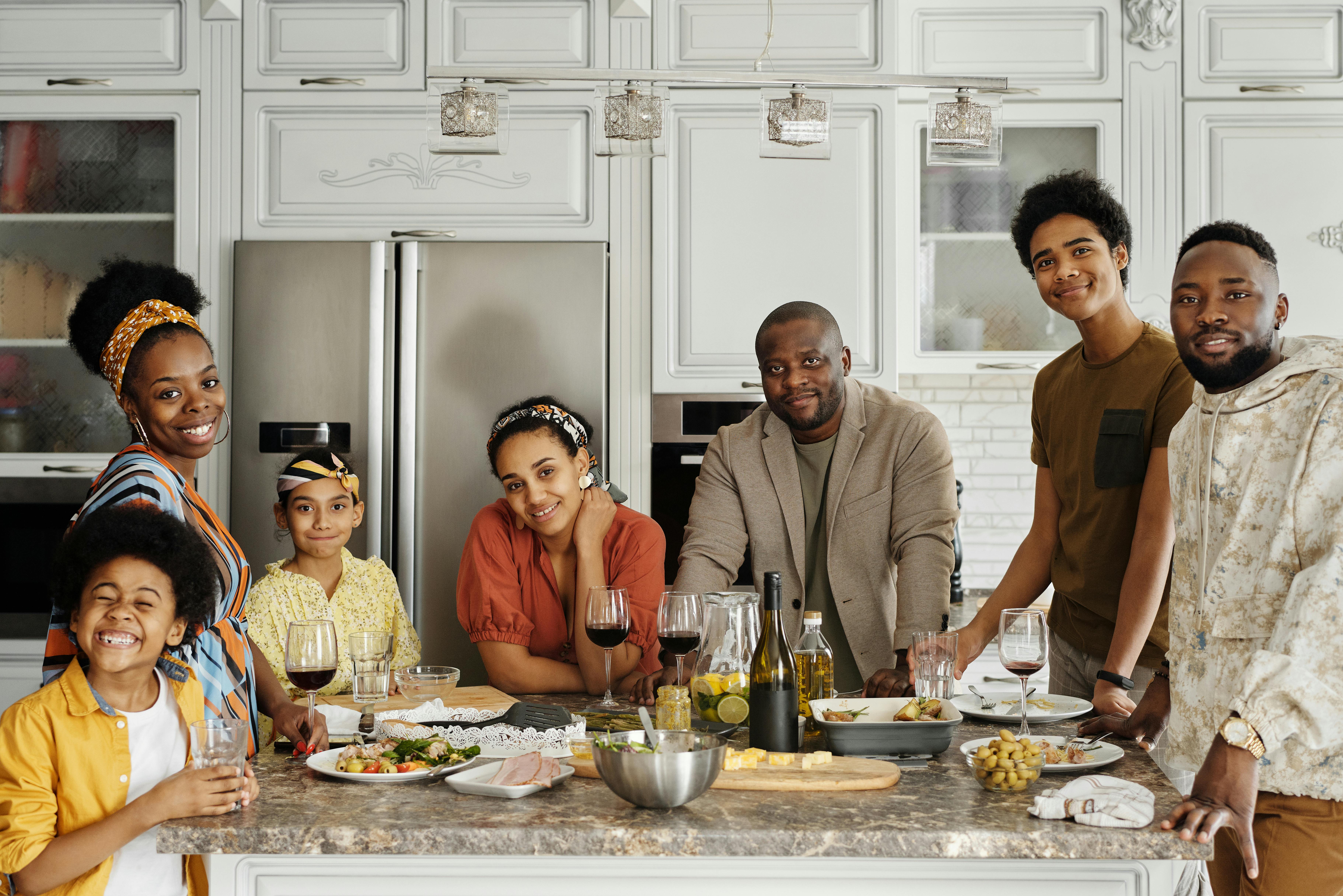 Une famille réunie pour le dîner | Source : Pexels