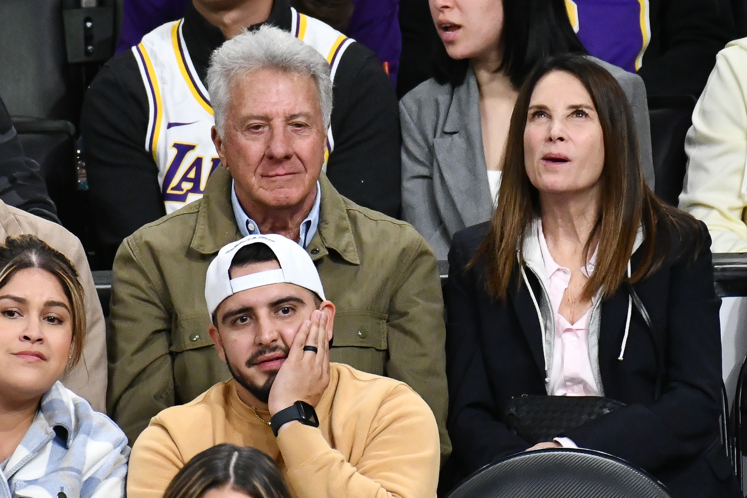 Dustin Hoffman et Lisa Hoffman lors d'un match de basket entre les Los Angeles Lakers et les San Antonio Spurs à Los Angeles, en Californie, le 20 novembre 2022. | Source : Getty Images