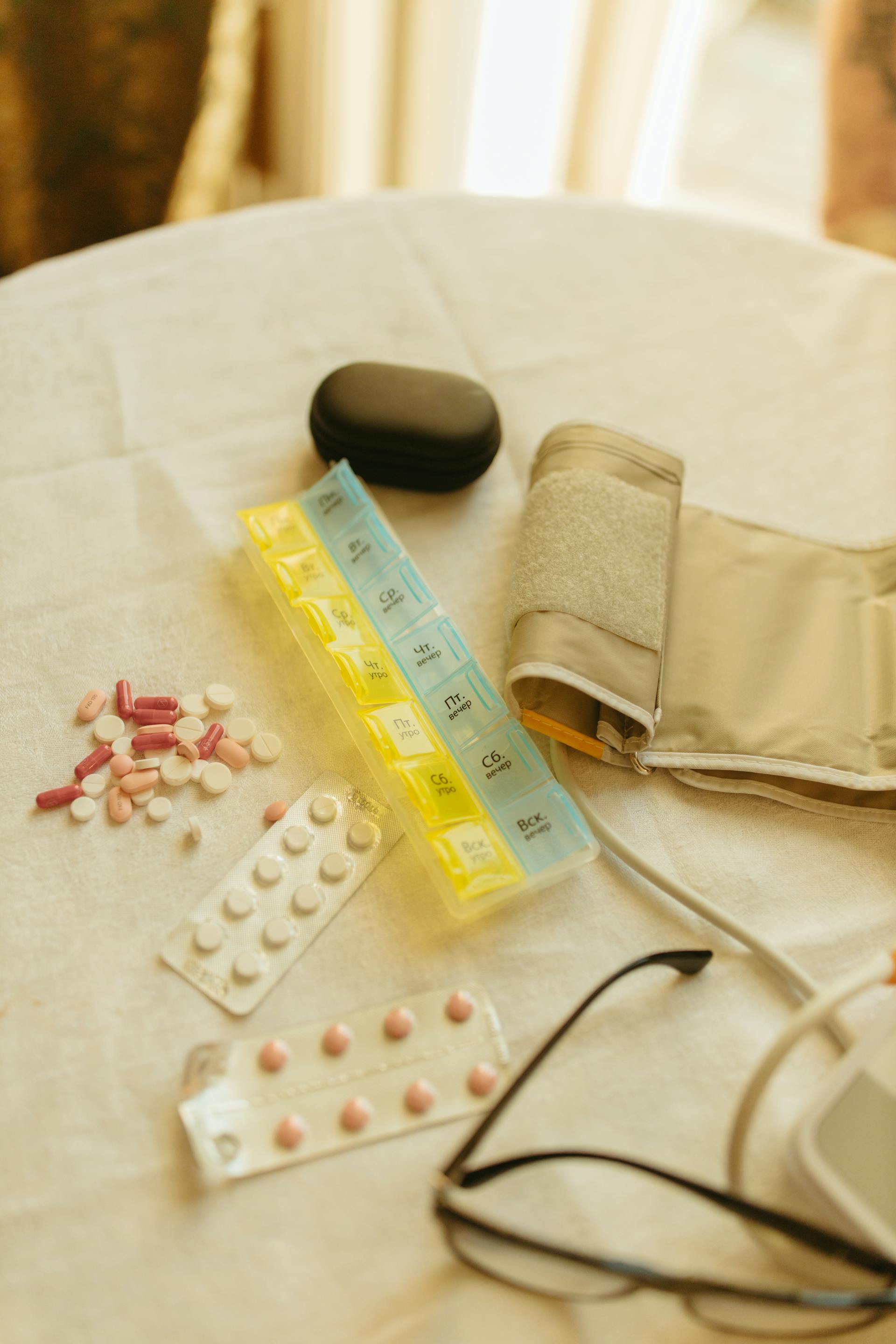 Médicaments sur une table | Source : Pexels