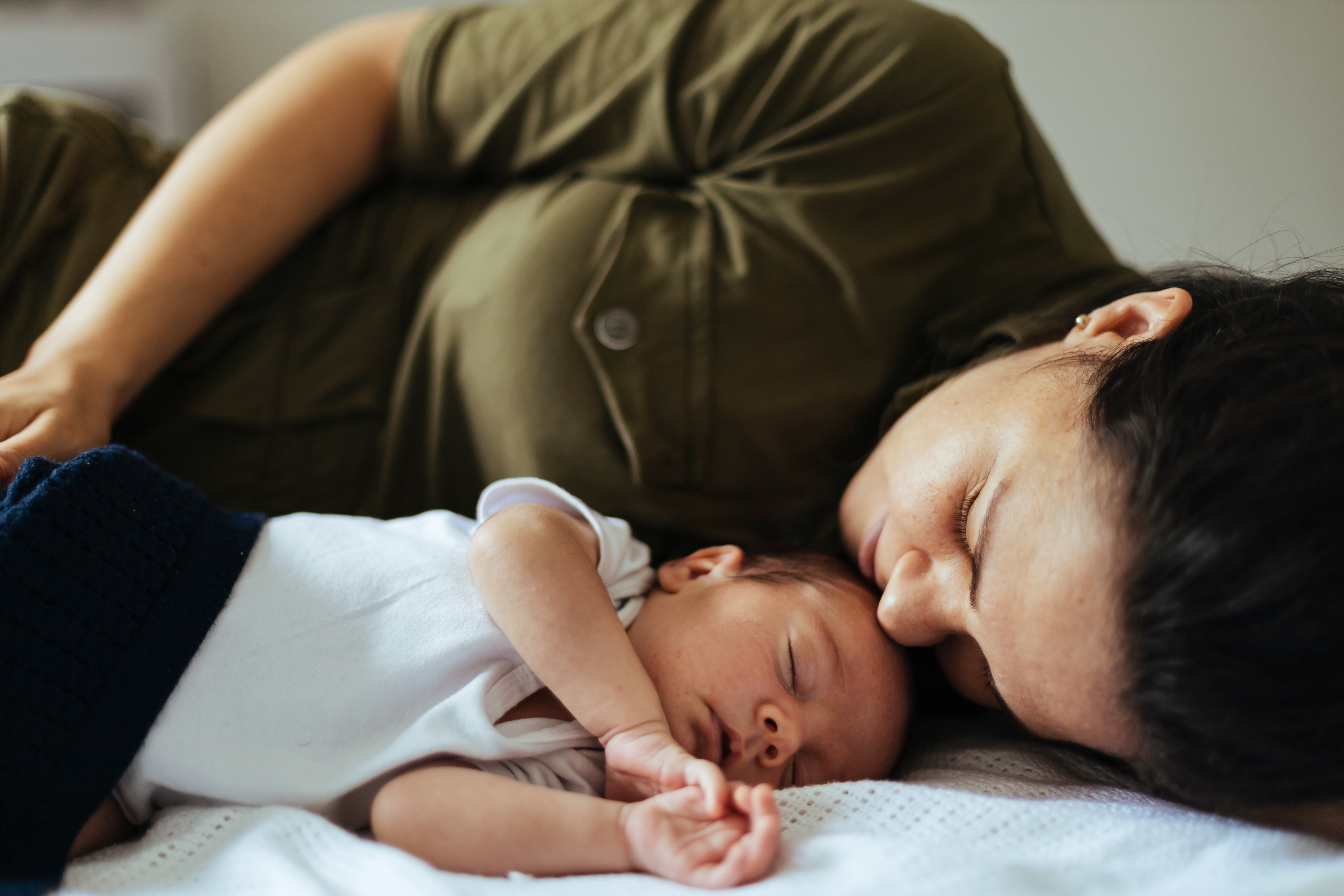 Une femme dormant avec un bébé | Source : Shutterstock