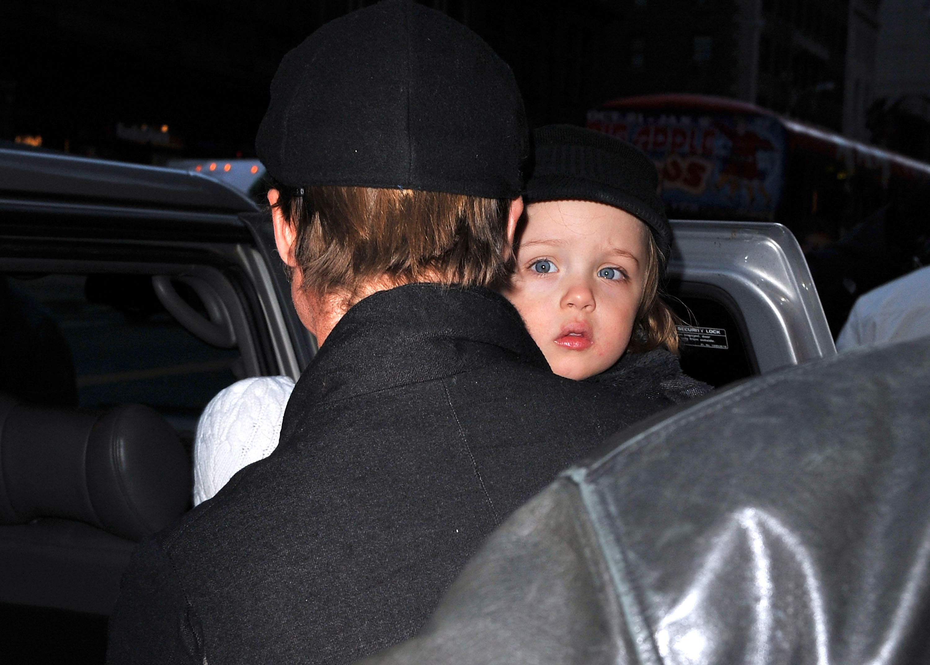 Brad Pitt et Knox Jolie-Pitt aperçus à New York le 4 décembre 2010. | Source : Getty Images