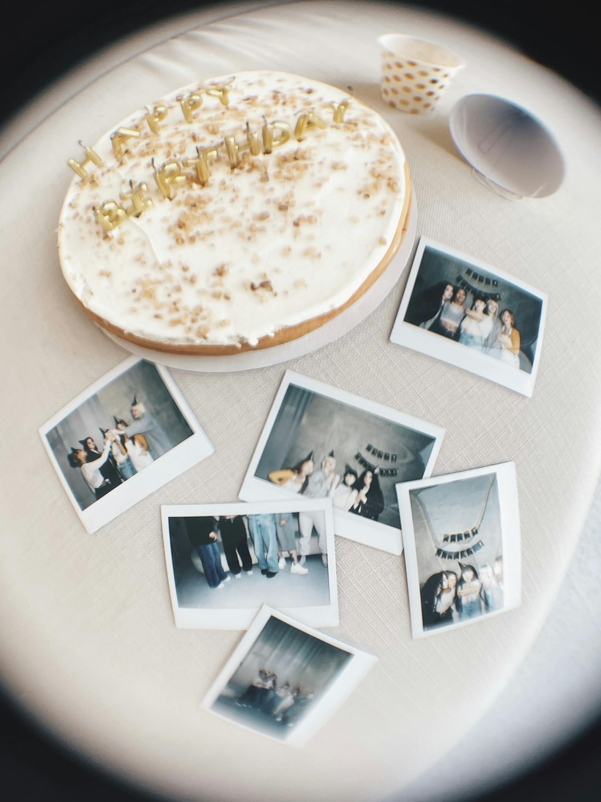 Photographies couchées à côté d'un gâteau d'anniversaire | Source : Pexels
