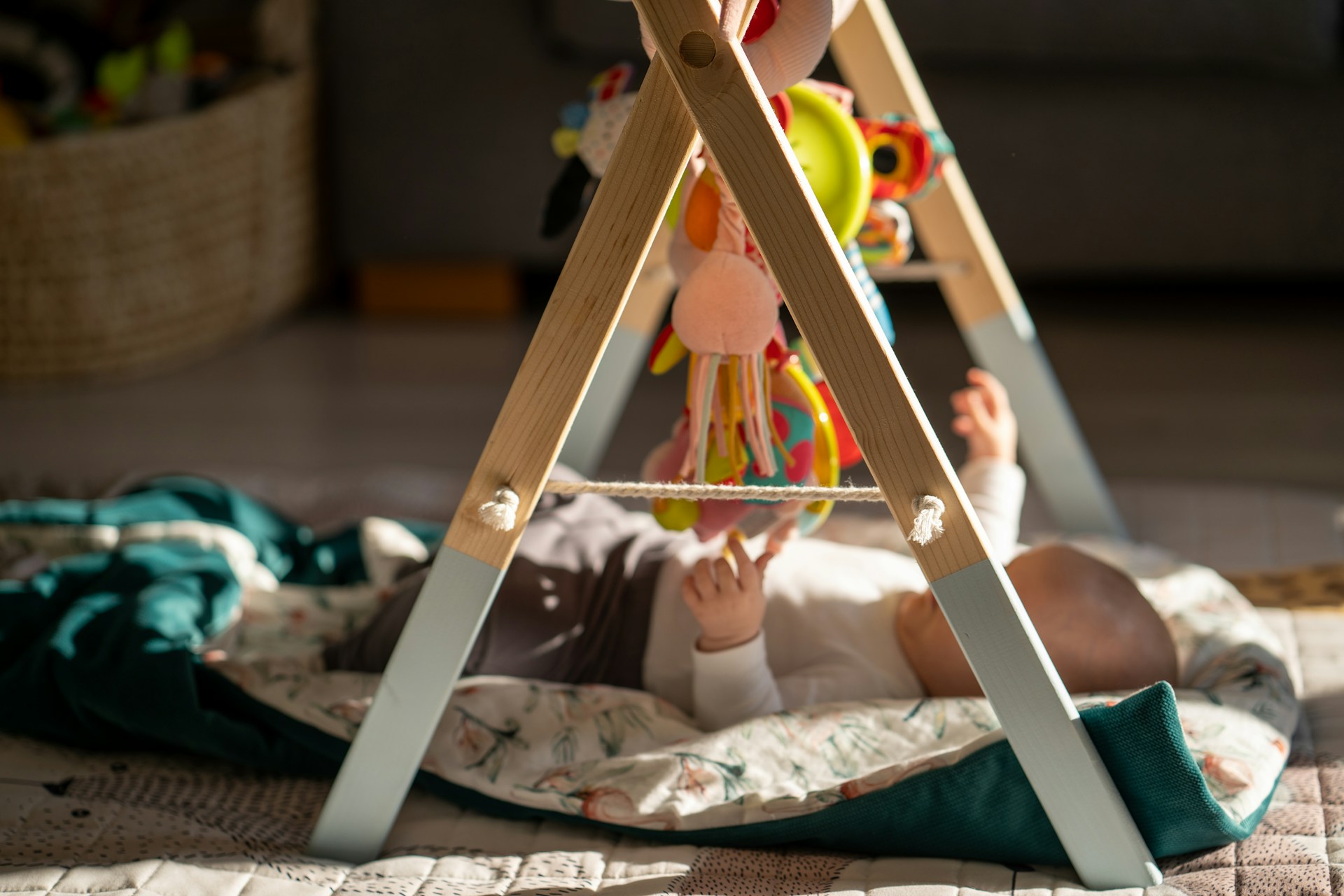 Un bébé qui joue avec des jouets | Source : Unsplash