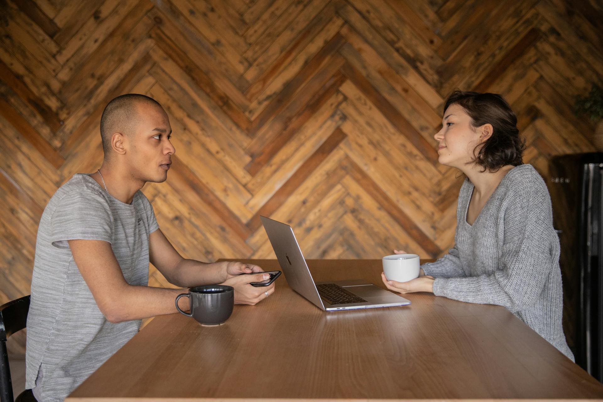 Couple discutant du rendez-vous | Source : Pexels