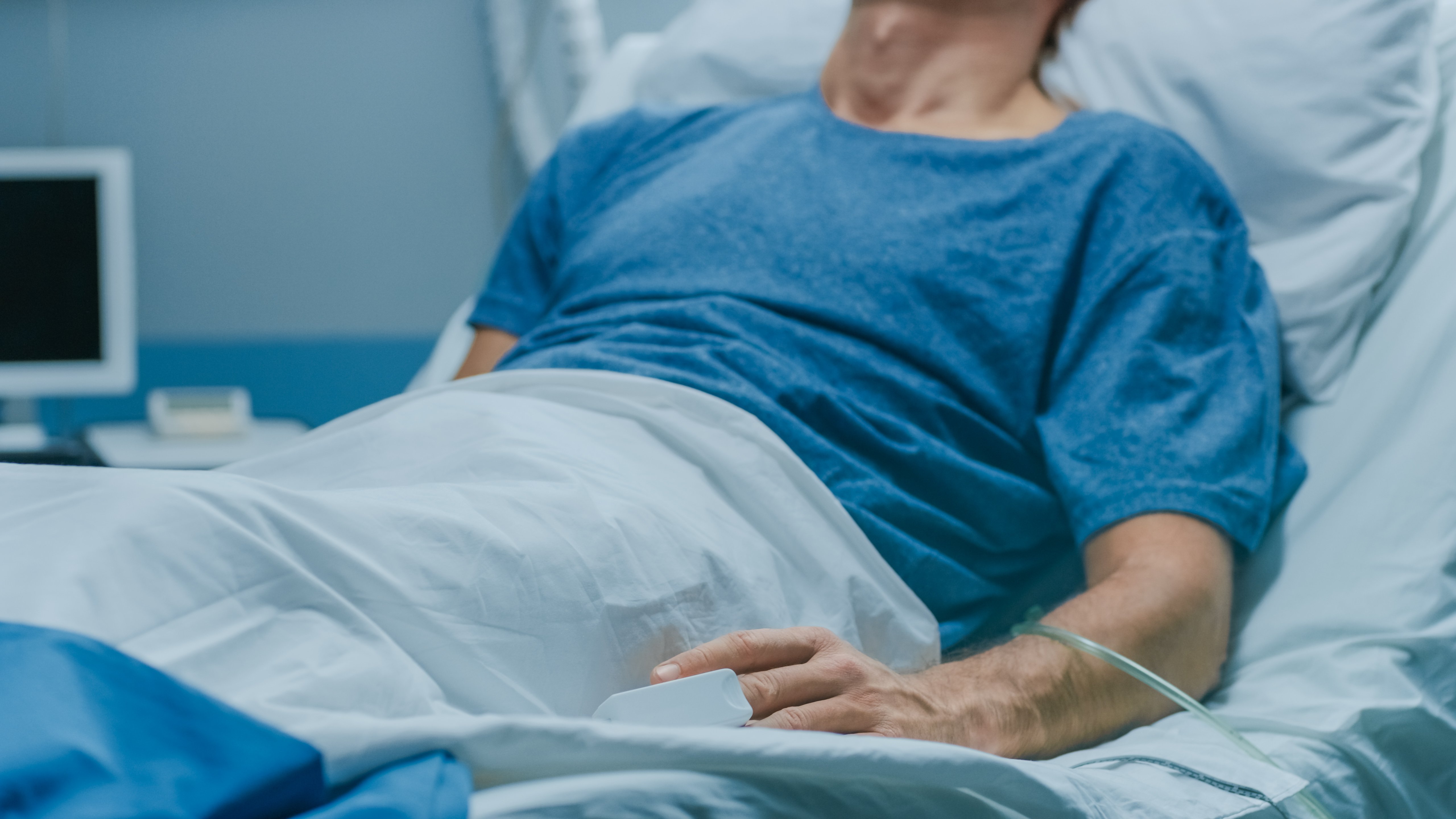 Un homme malade allongé sur un lit d'hôpital | Source : Shutterstock