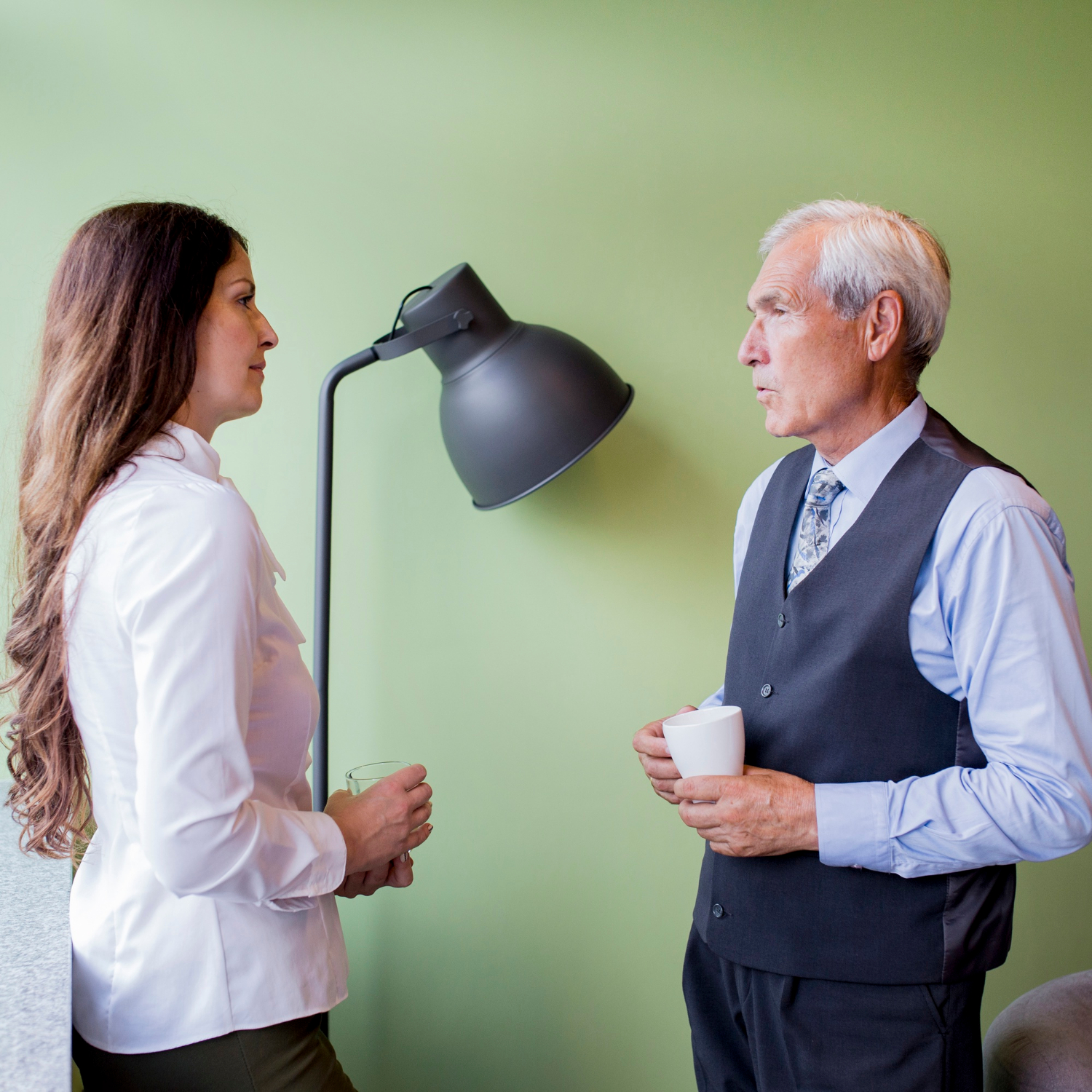 Une femme et un homme plus âgé se faisant face | Source : Freepik