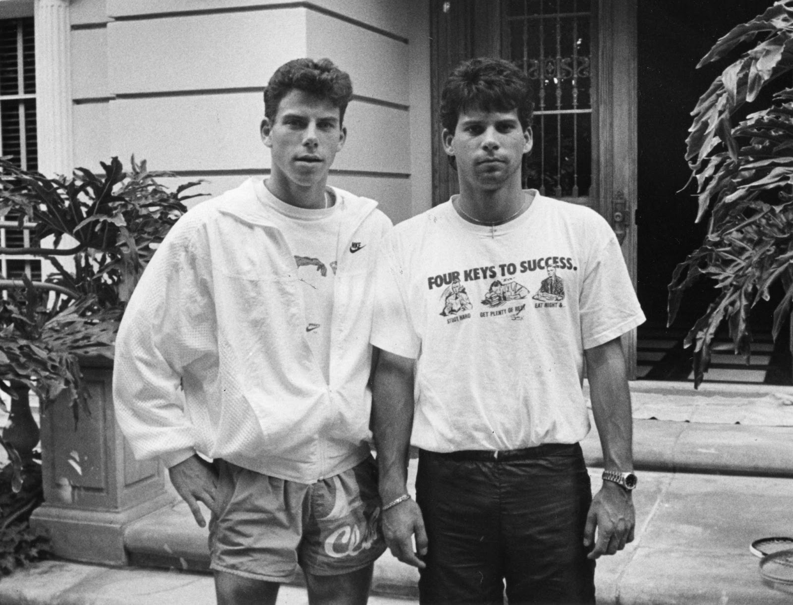 Les frères Menendez devant leur maison de Beverly Hills en 1989. | Source : Getty Images