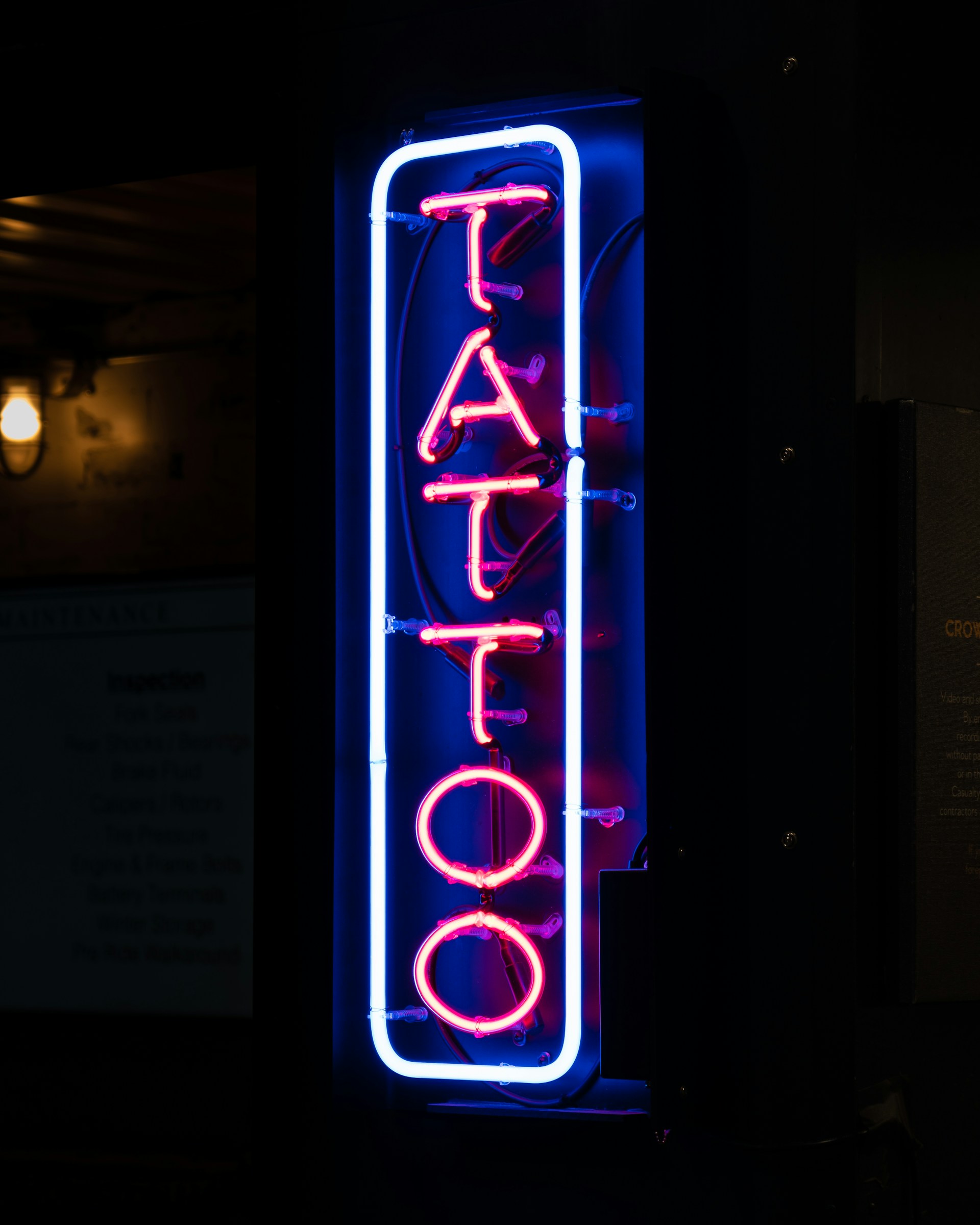 Une enseigne de magasin de tatouage | Source : Unsplash