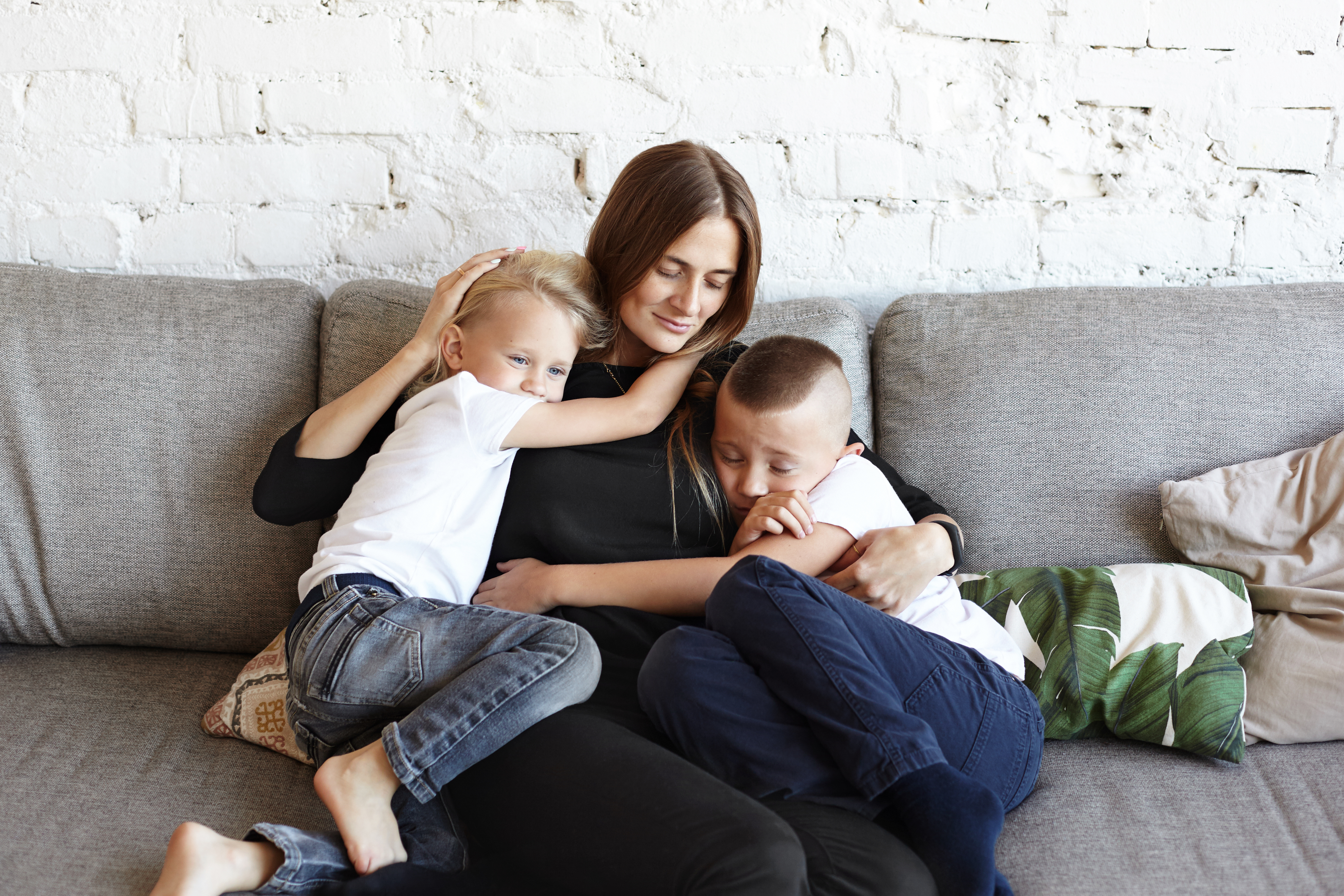 Une mère et ses fils | Source : Shutterstock