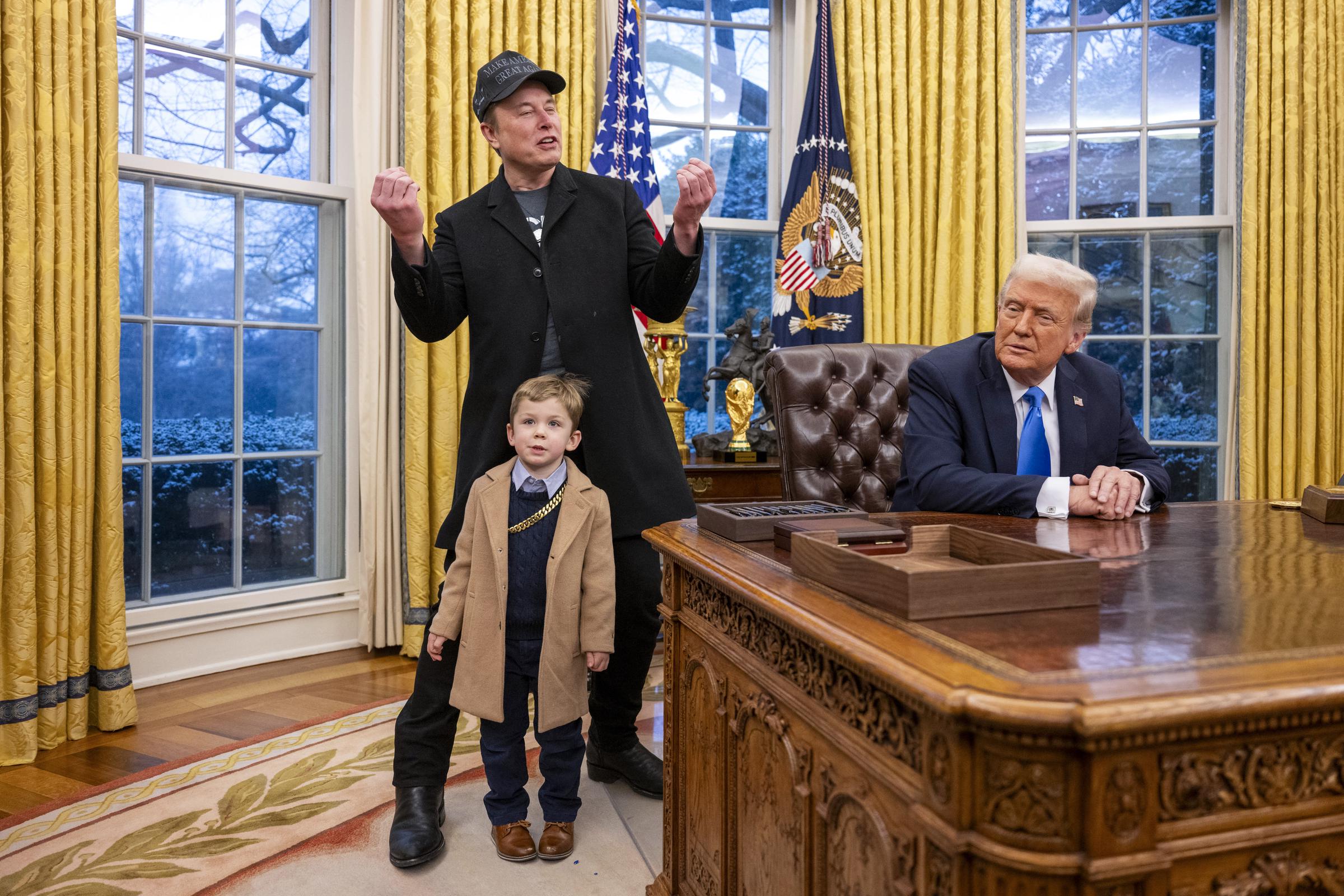 Elon Musk et X Æ A-Xii rejoignent Donald Trump alors qu'il signe des décrets dans le bureau ovale de la Maison Blanche. | Source : Getty Images