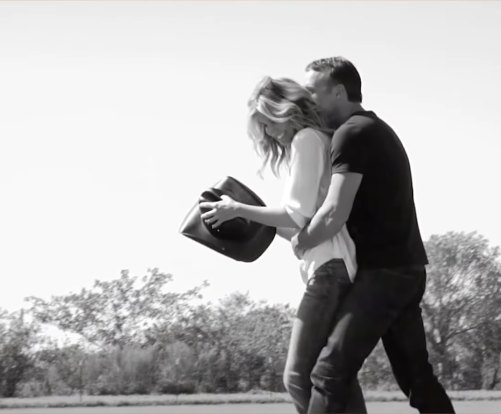 Tim McGraw et Faith Hill partagent un moment de tendresse sur une photo en noir et blanc tirée de l'hommage rendu à McGraw à l'occasion de son 30e anniversaire de carrière, offrant ainsi un nouvel aperçu intime de la vie de couple. La photo a été publiée en même temps que les messages d'affection de leur fille et de leurs fans, qui célèbrent cet événement marquant. | Source : Instagram/thetimmcgraw