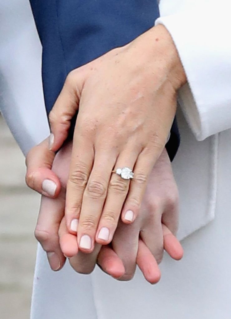 Le prince Harry et Meghan lors d'une téléconférence pour annoncer les fiançailles  dans les jardins du palais de Kensington | Getty Images
