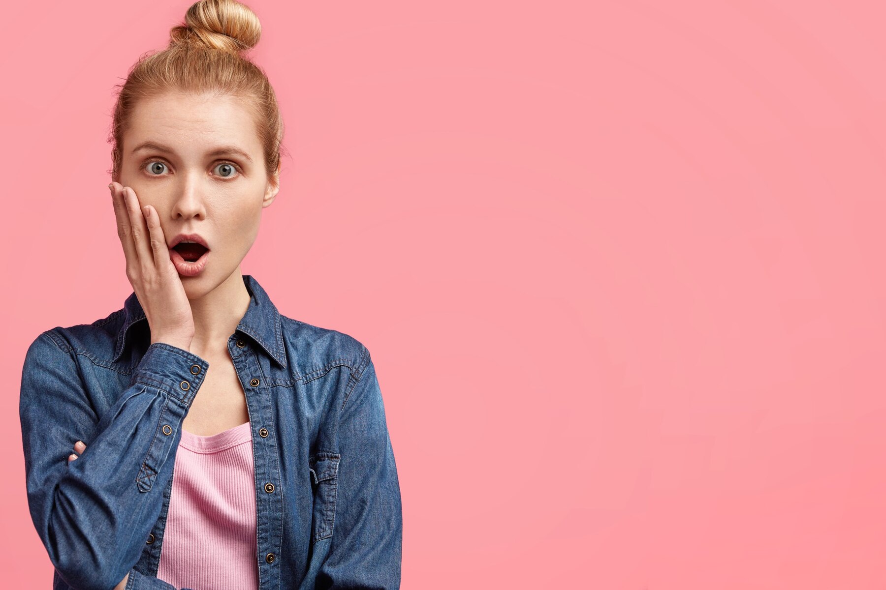 Une femme choquée portant une veste en jean | Source : Freepik