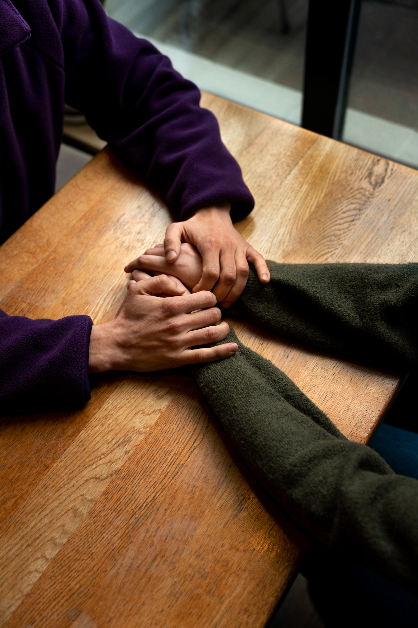 Un couple qui se tient par la main pour se soutenir | Source : Freepik